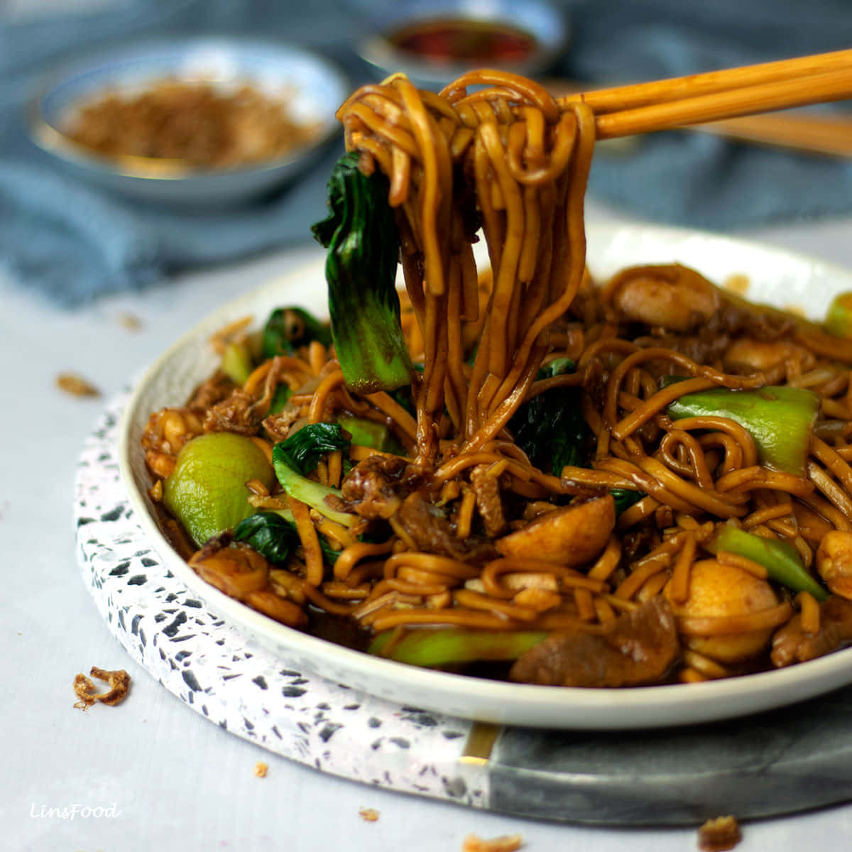 Hokkien Mee, green bok choy, glossy brown noodles, SD Desktop Wallpaper