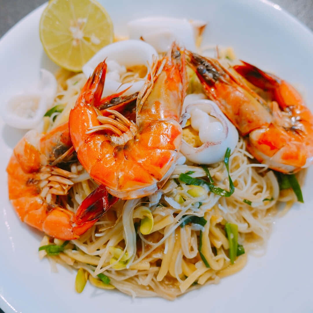 Healthy Hokkien Mee Dish, white plate, steaming noodles, SD Desktop Wallpaper