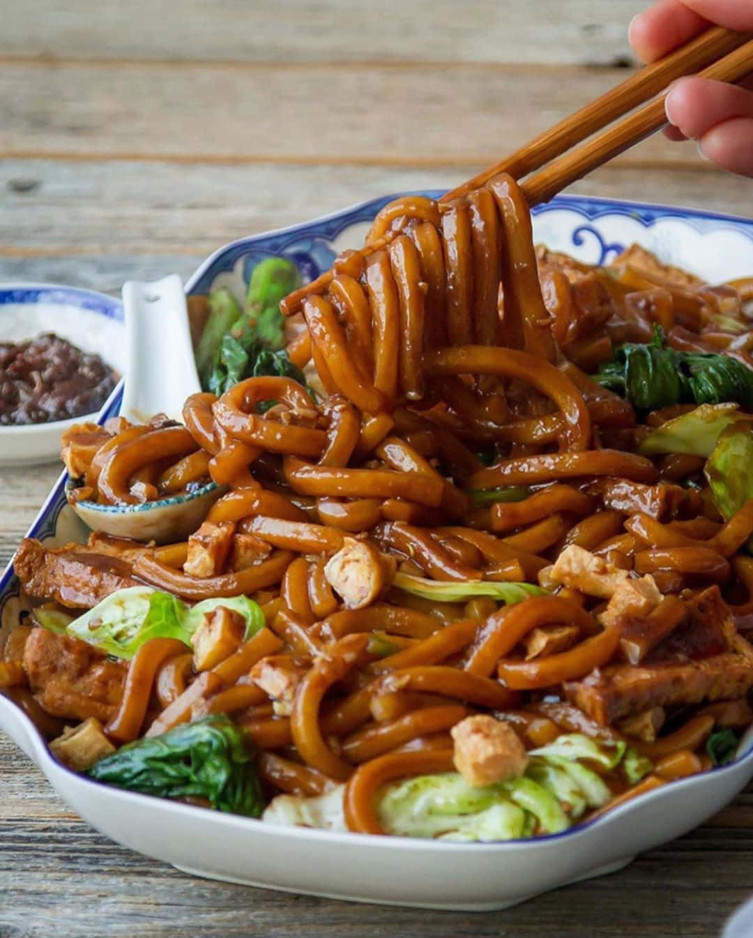 Hokkien Mee, thick udon, blue patterned bowl, HD Phone Wallpaper