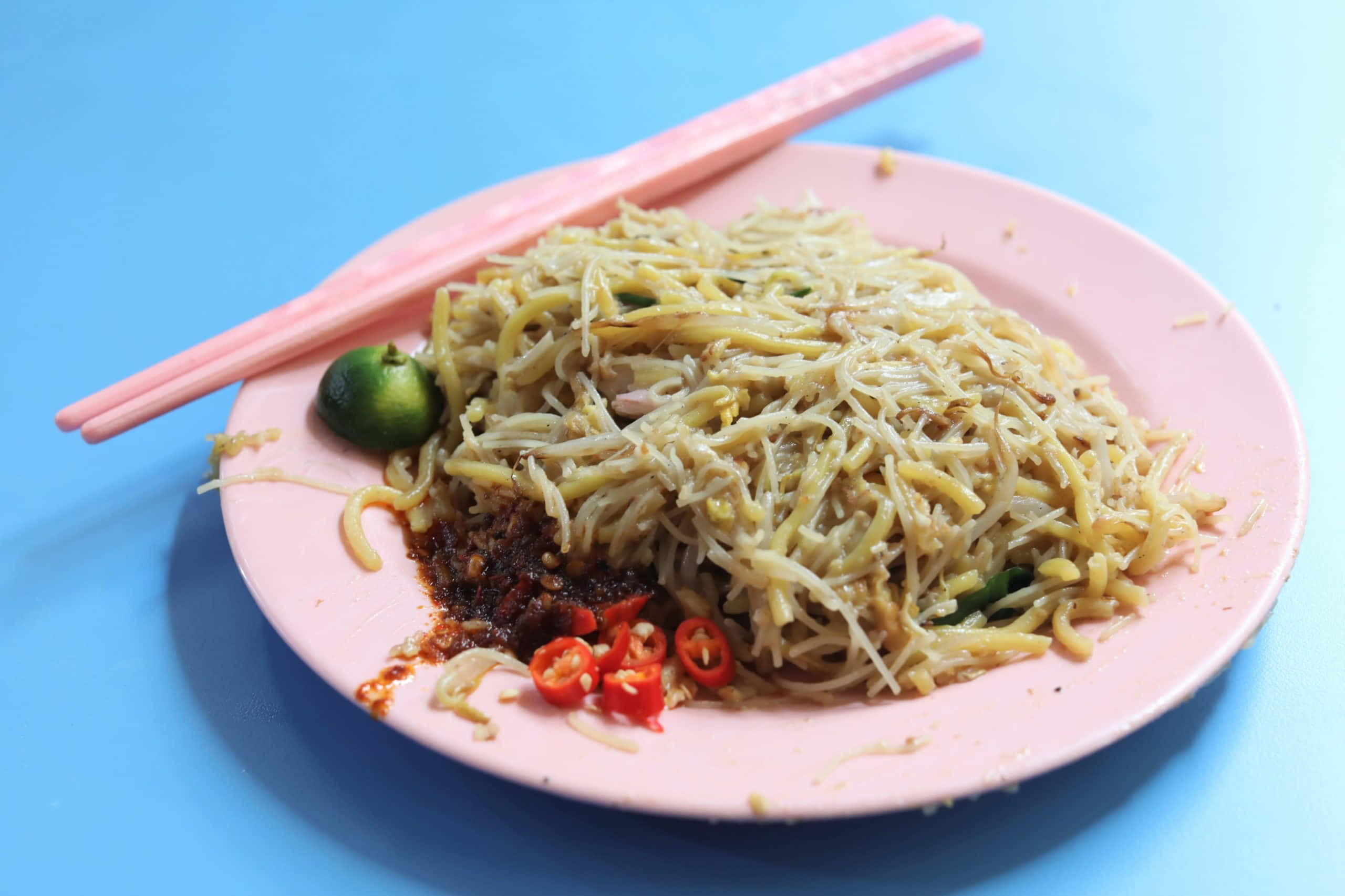 Hokkien Mee, pink plate, red chilies, 2K Desktop Wallpaper