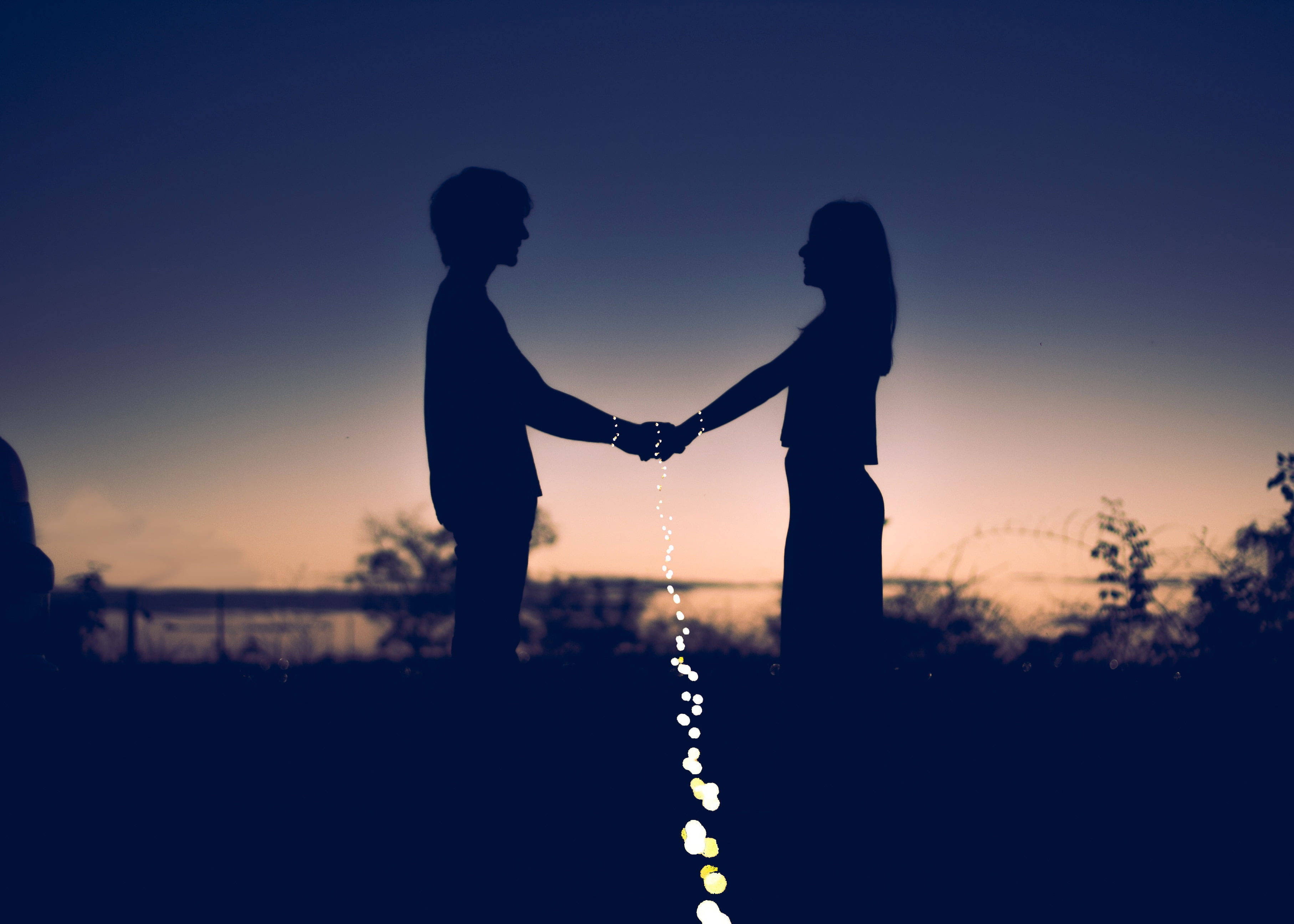 Holding Hands, silhouette, twilight sky, 2K Desktop Wallpaper