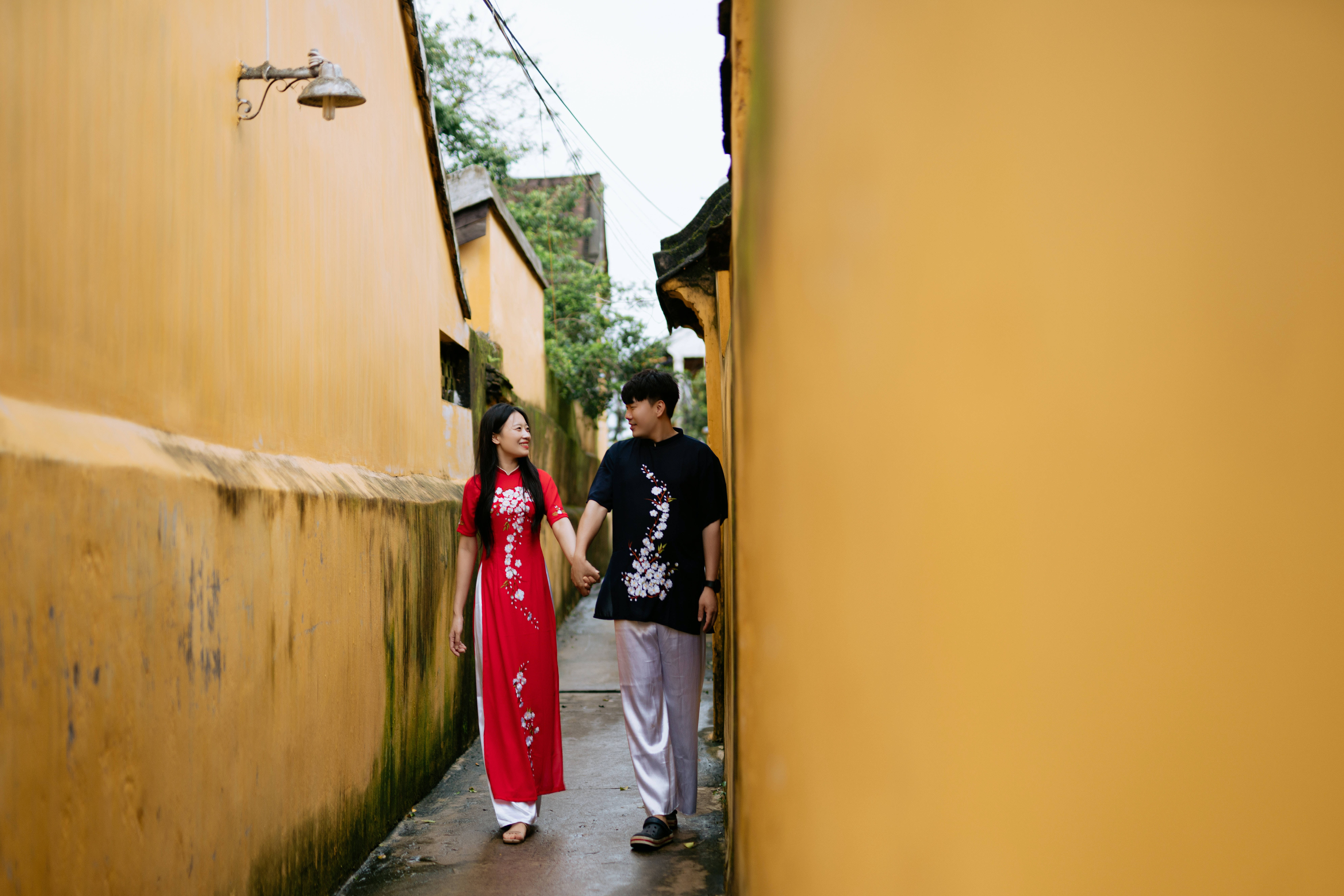 boyfriend and girlfriend, yellow walls, narrow alley, 8K Desktop Wallpaper