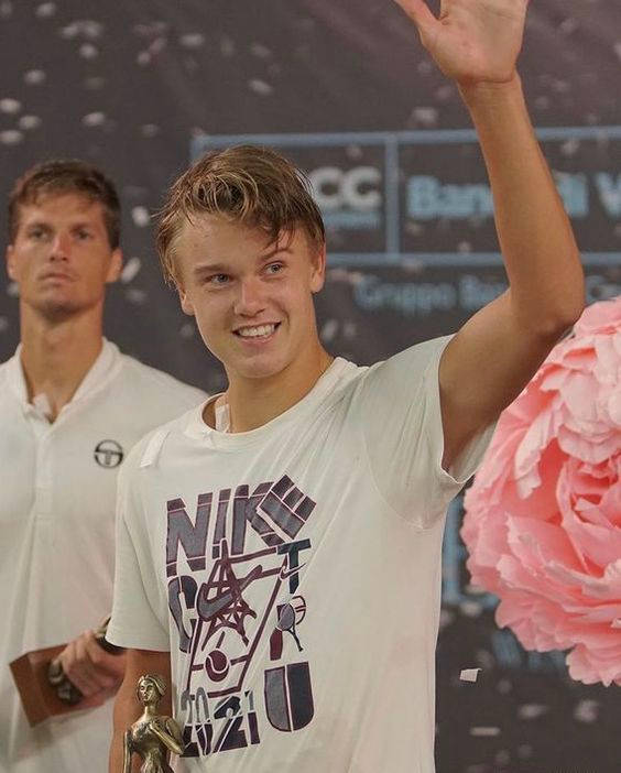 Holger Rune, trophy, large pink flower, SD Phone Wallpaper