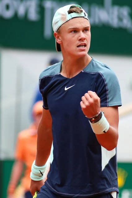 Holger Rune, clay court, fist, SD Phone Wallpaper
