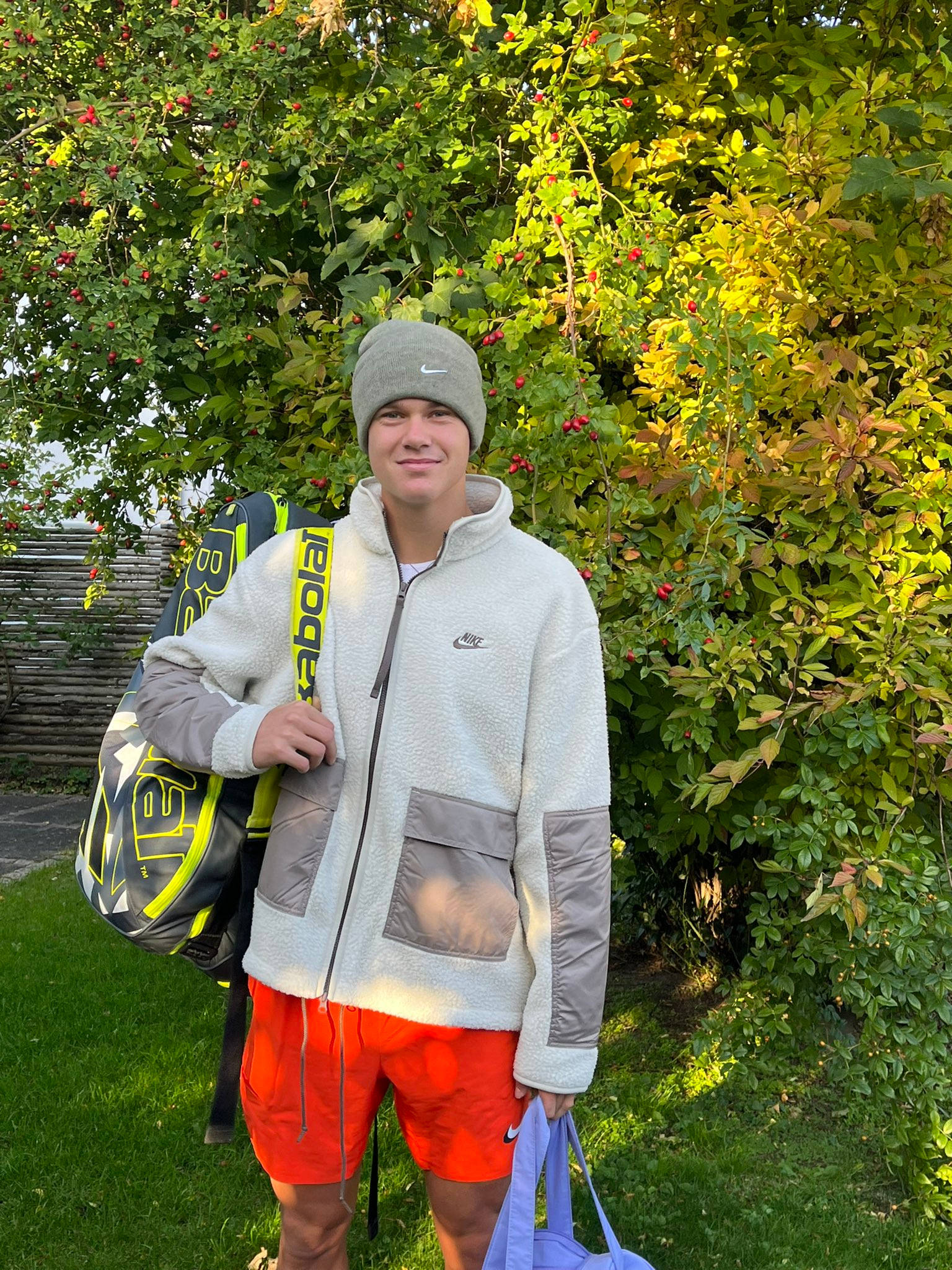 Holger Rune, beige fleece jacket, red shorts, Full HD Phone Wallpaper