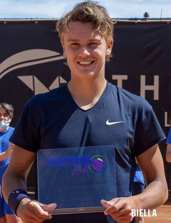 Holger Rune, blue trophy, clay court, SD Phone Wallpaper