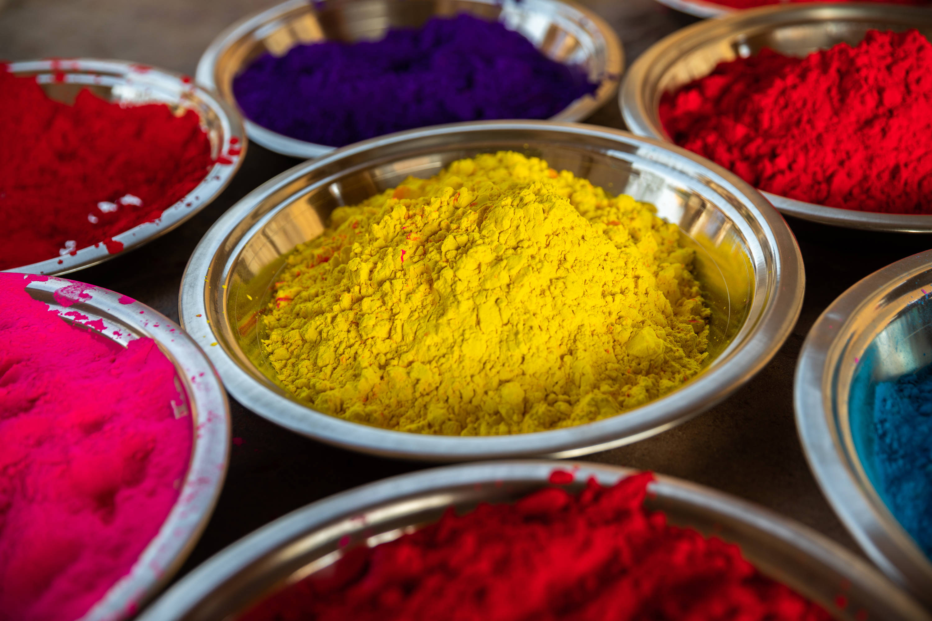 Holi, gulal dyes, metallic bowls, 2K Desktop Wallpaper