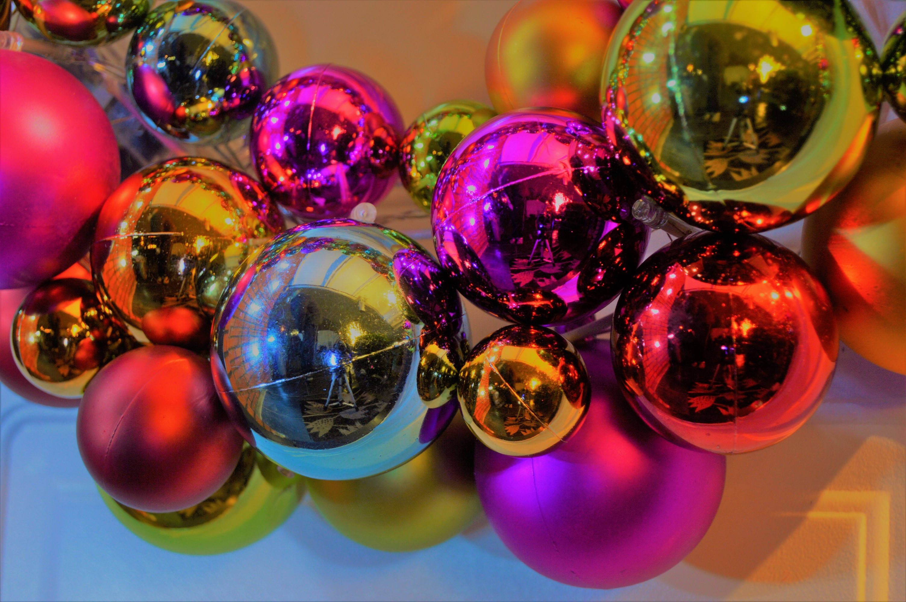 shiny Christmas balls, glossy metallic ornaments, colorful lights, 2K Desktop Wallpaper