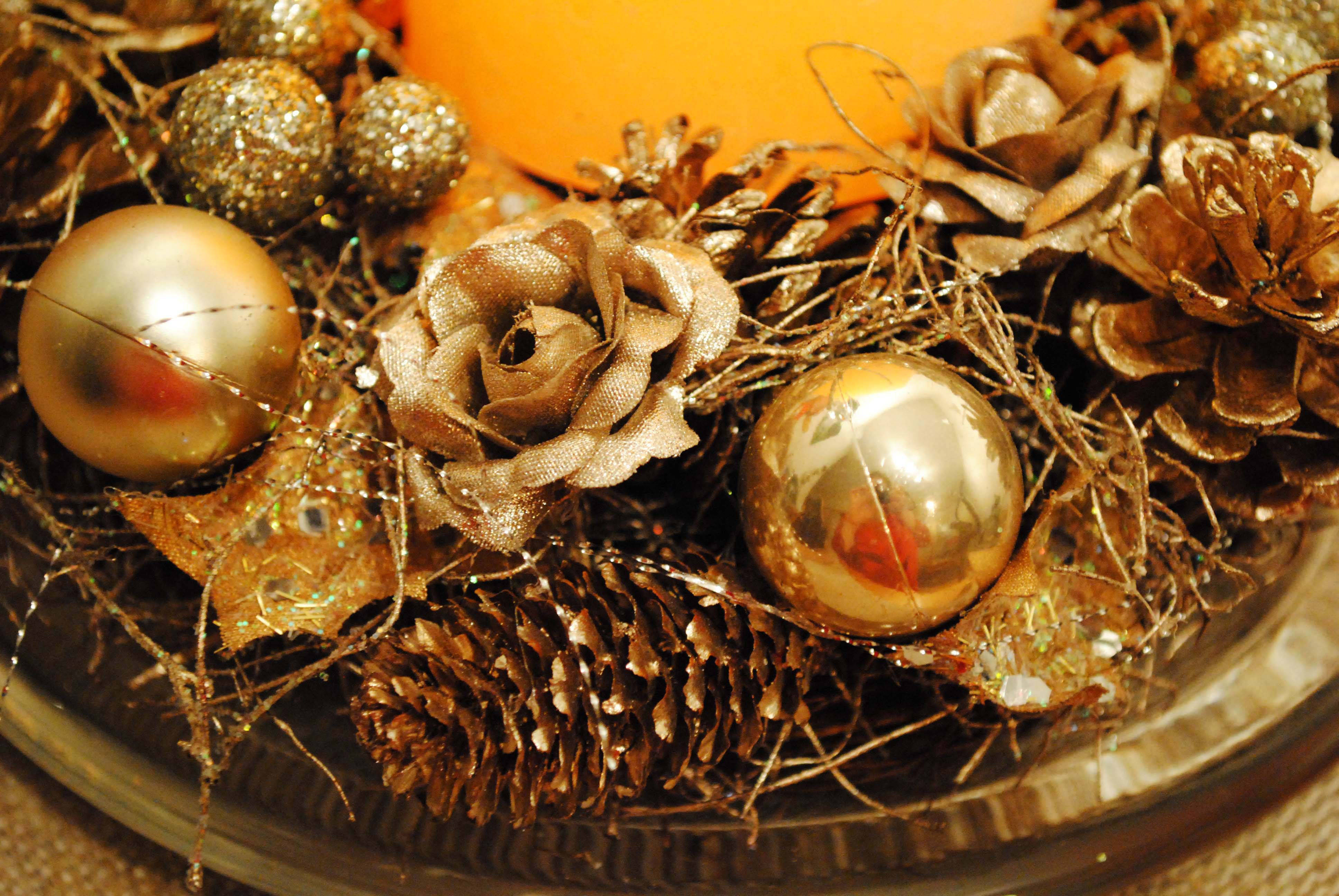 golden Christmas decorations, holiday wreath, pinecones, 4K Desktop Wallpaper