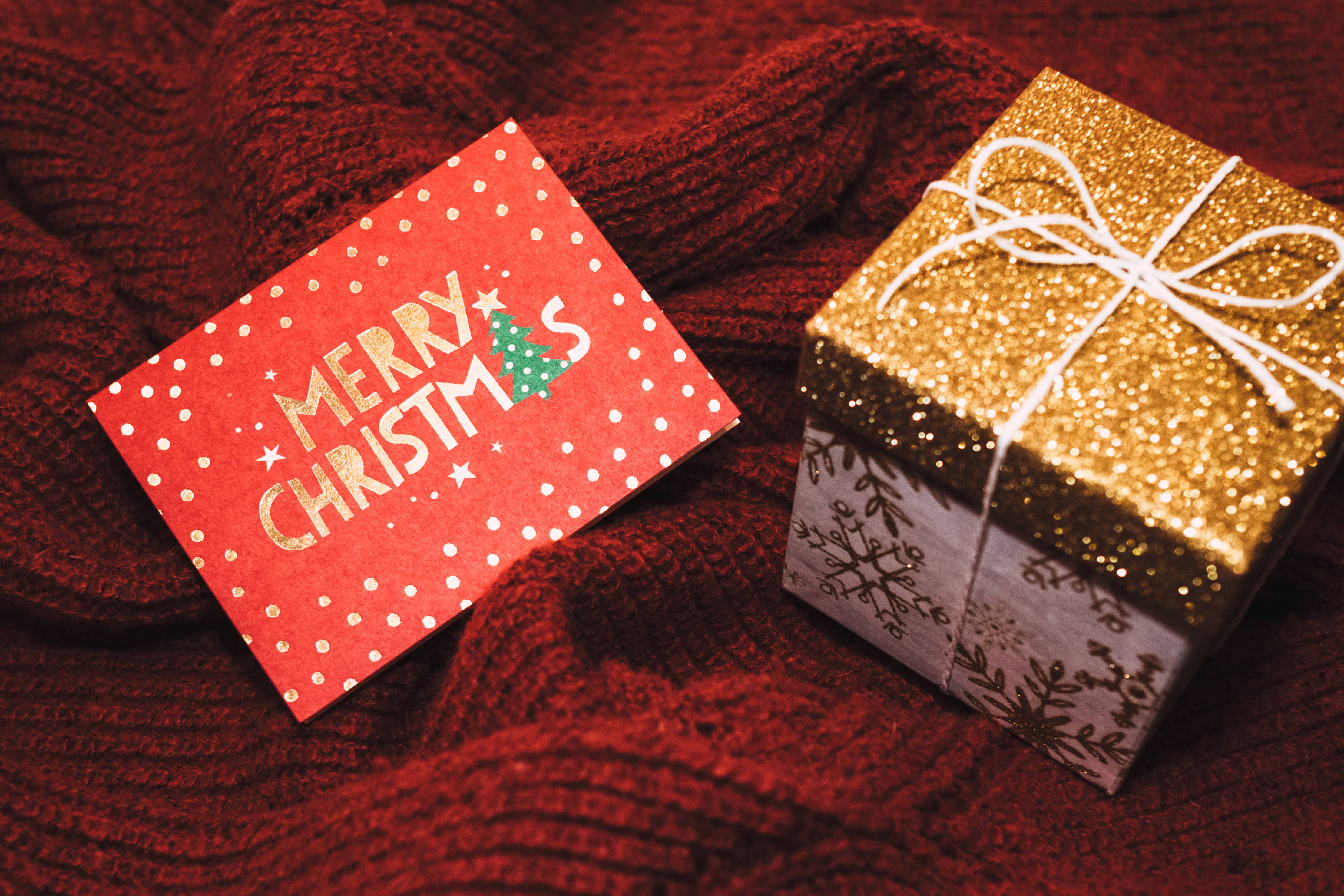 Christmas card, glittery gold gift box, red knitted blanket, 4K Desktop Wallpaper