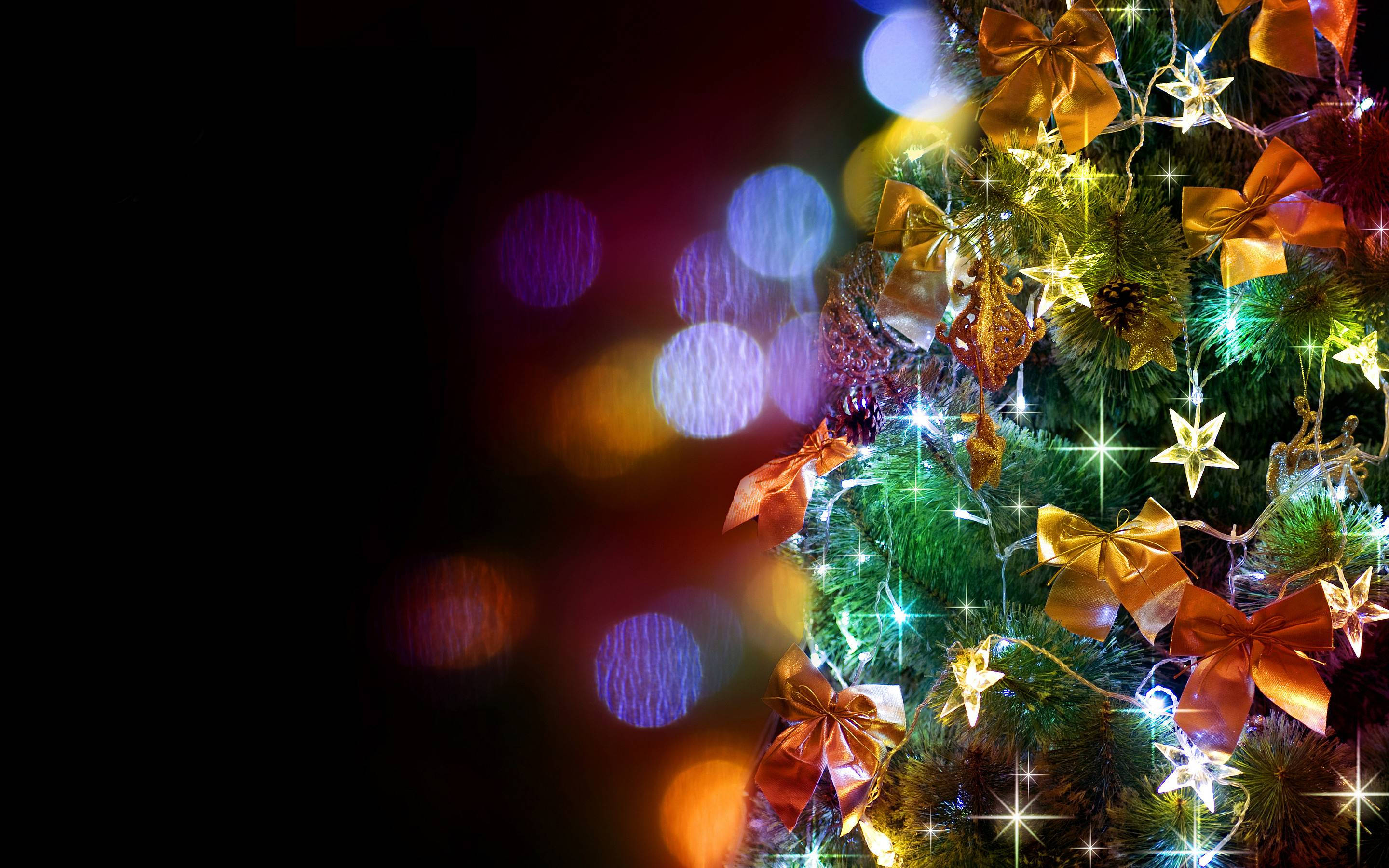 Christmas tree, golden bows, twinkling lights, 2K Desktop Wallpaper