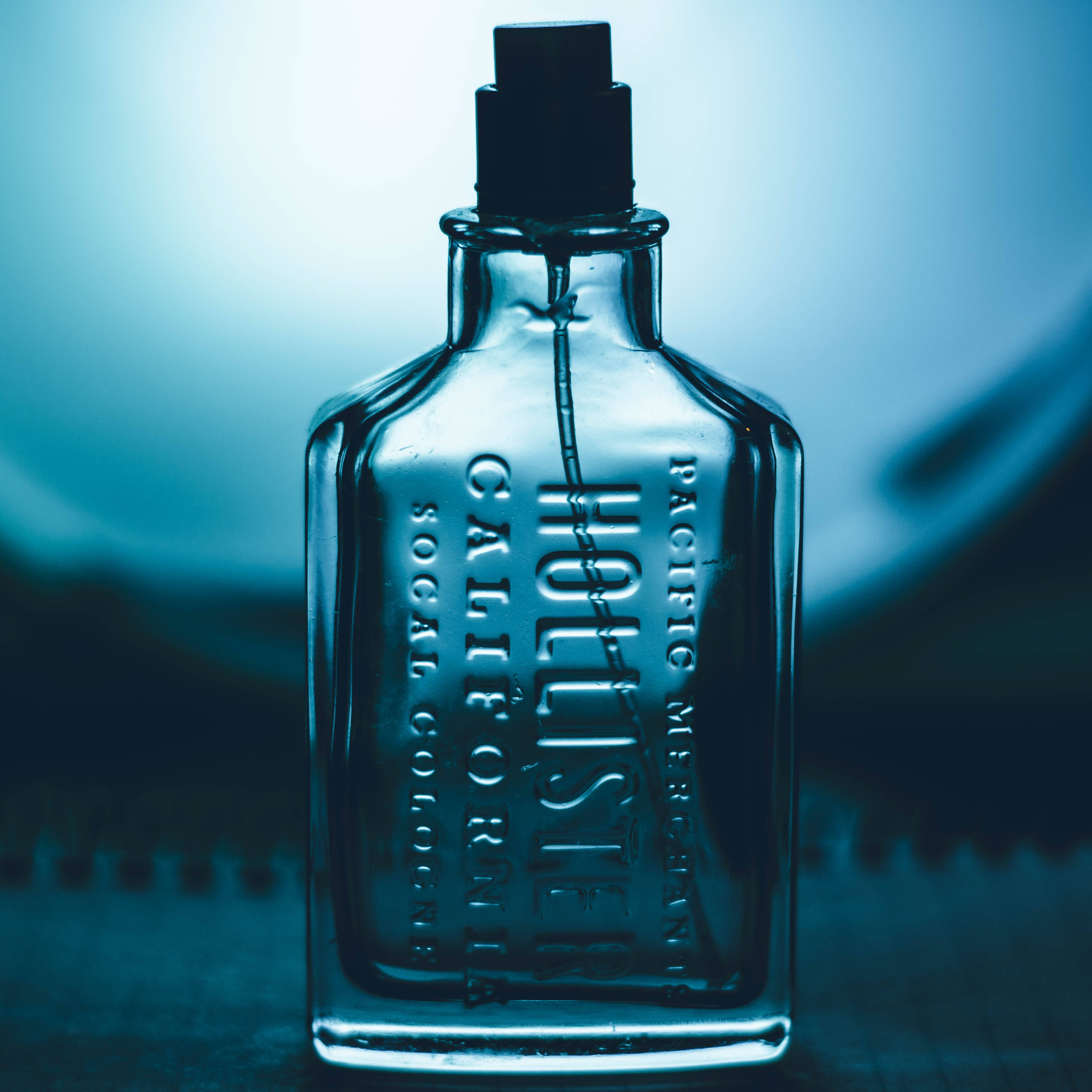 Hollister, etched perfume bottle, vintage glass cologne bottle, 2K Desktop Wallpaper