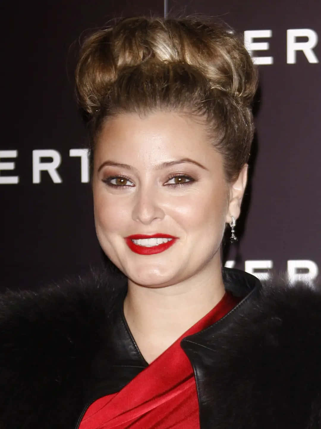 Holly Valance, black fur-trimmed jacket, red top, HD Phone Wallpaper