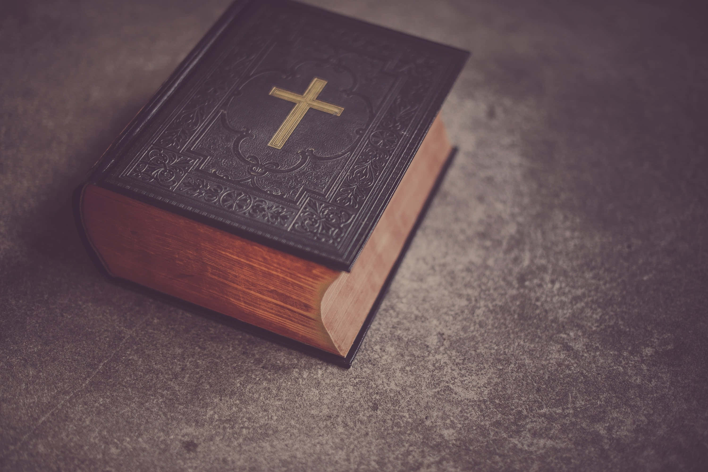 Holy Bible, vintage leather-bound Bible, gold cross, 2K Desktop Wallpaper