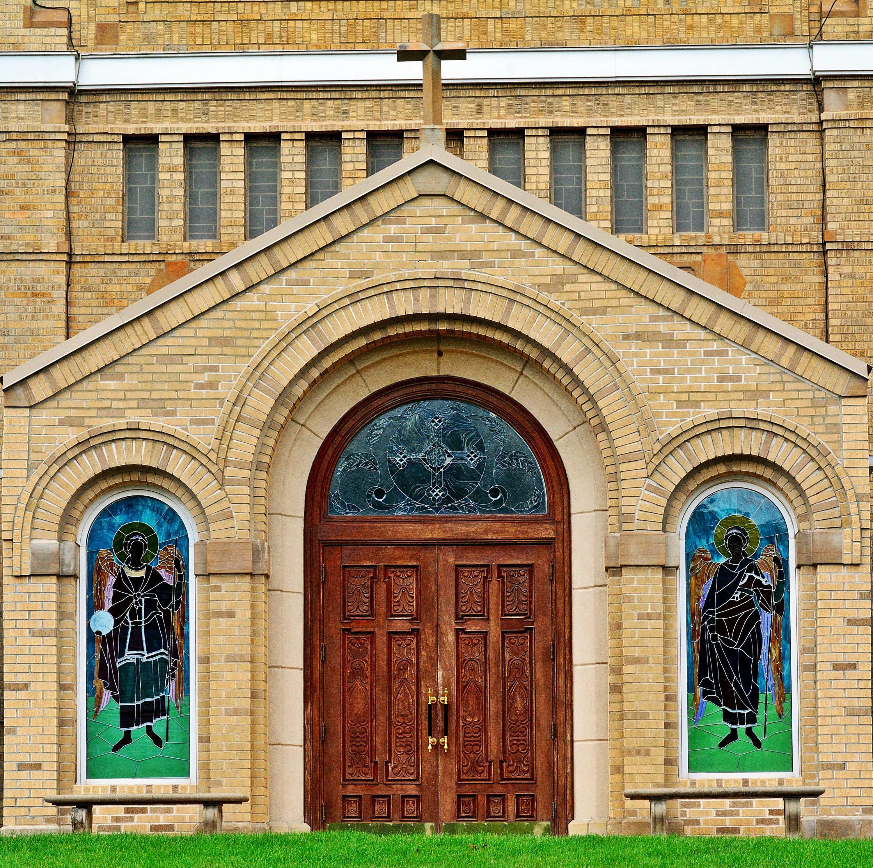Holy Trinity, brick church facade, ornate wooden doors, 2K Desktop Wallpaper