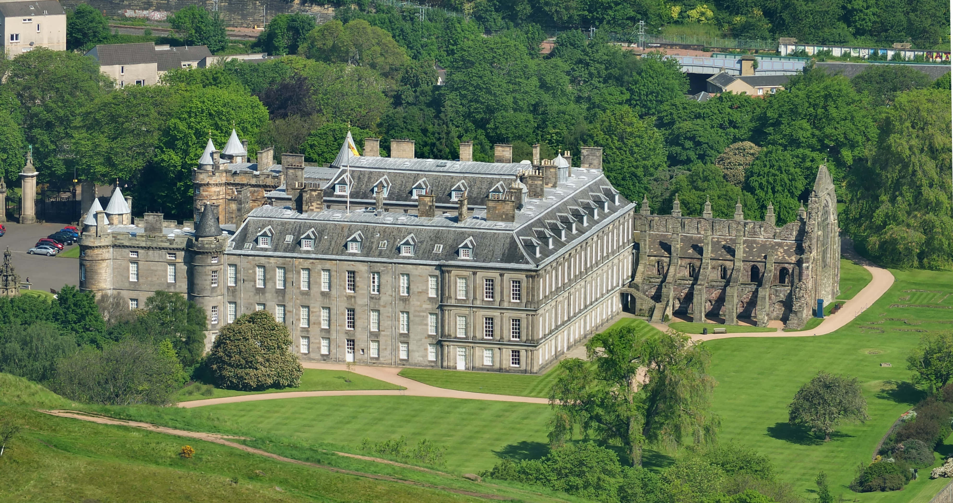 Holyrood Palace, stone towers, slate roof, 4K Desktop Wallpaper