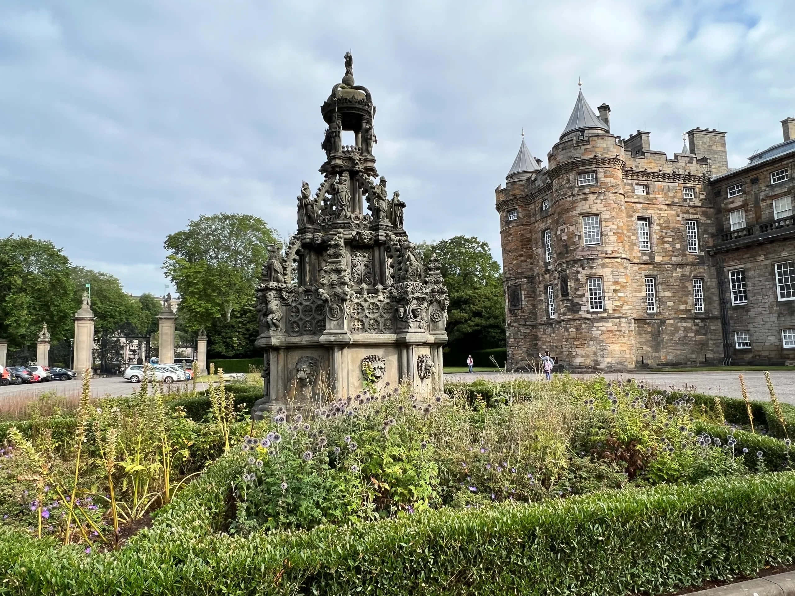 Holyrood Palace, forecourt fountain, ornate stone fountain, 2K Desktop Wallpaper
