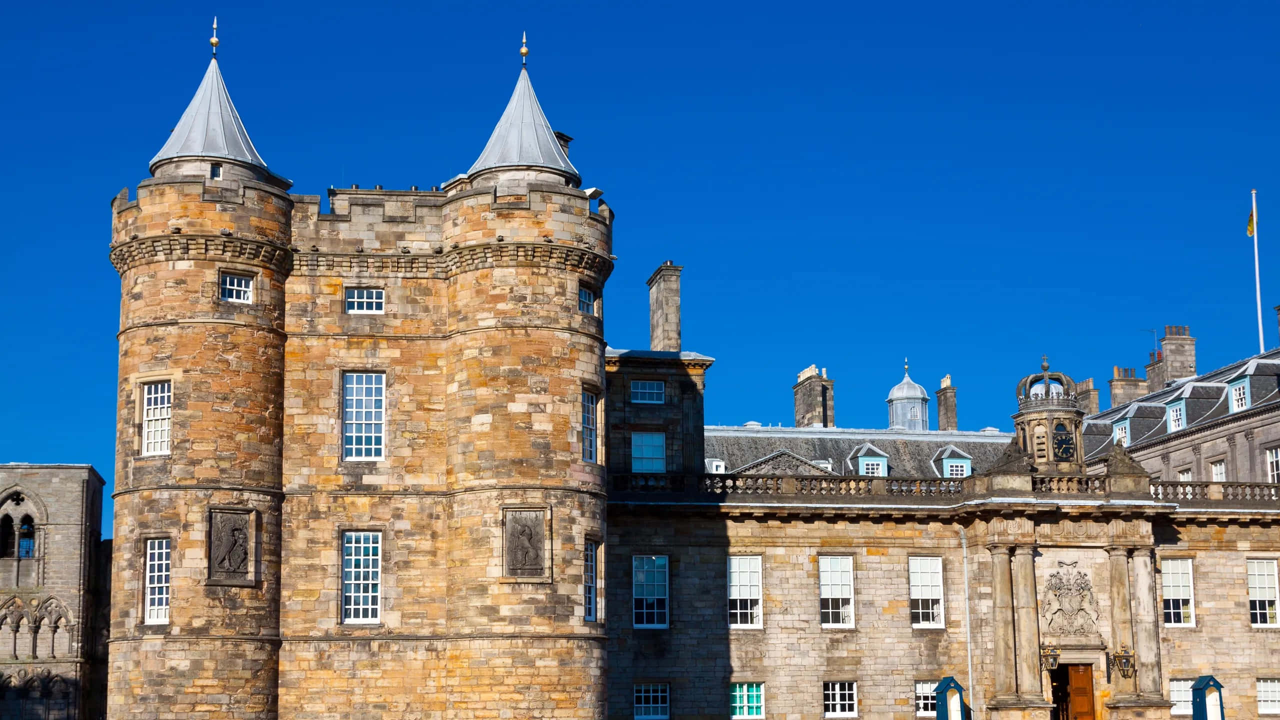 Holyrood Palace, twin turrets, stone walls, 2K Desktop Wallpaper