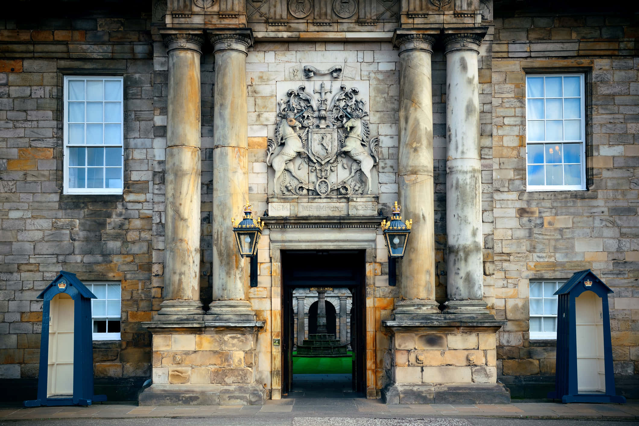 Holyrood Palace, fluted columns, royal crest, Full HD Desktop Wallpaper