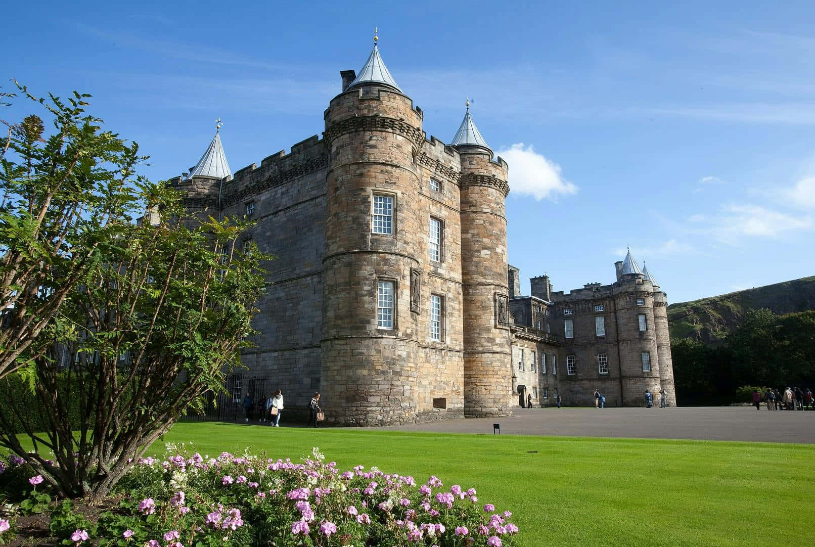 Holyrood Palace, stone towers, conical roofs, HD Desktop Wallpaper