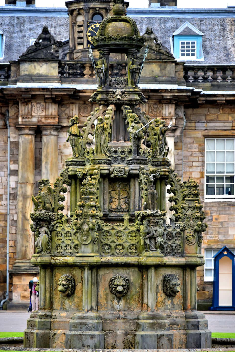 Holyrood Palace, forecourt fountain, lion heads, HD Phone Wallpaper