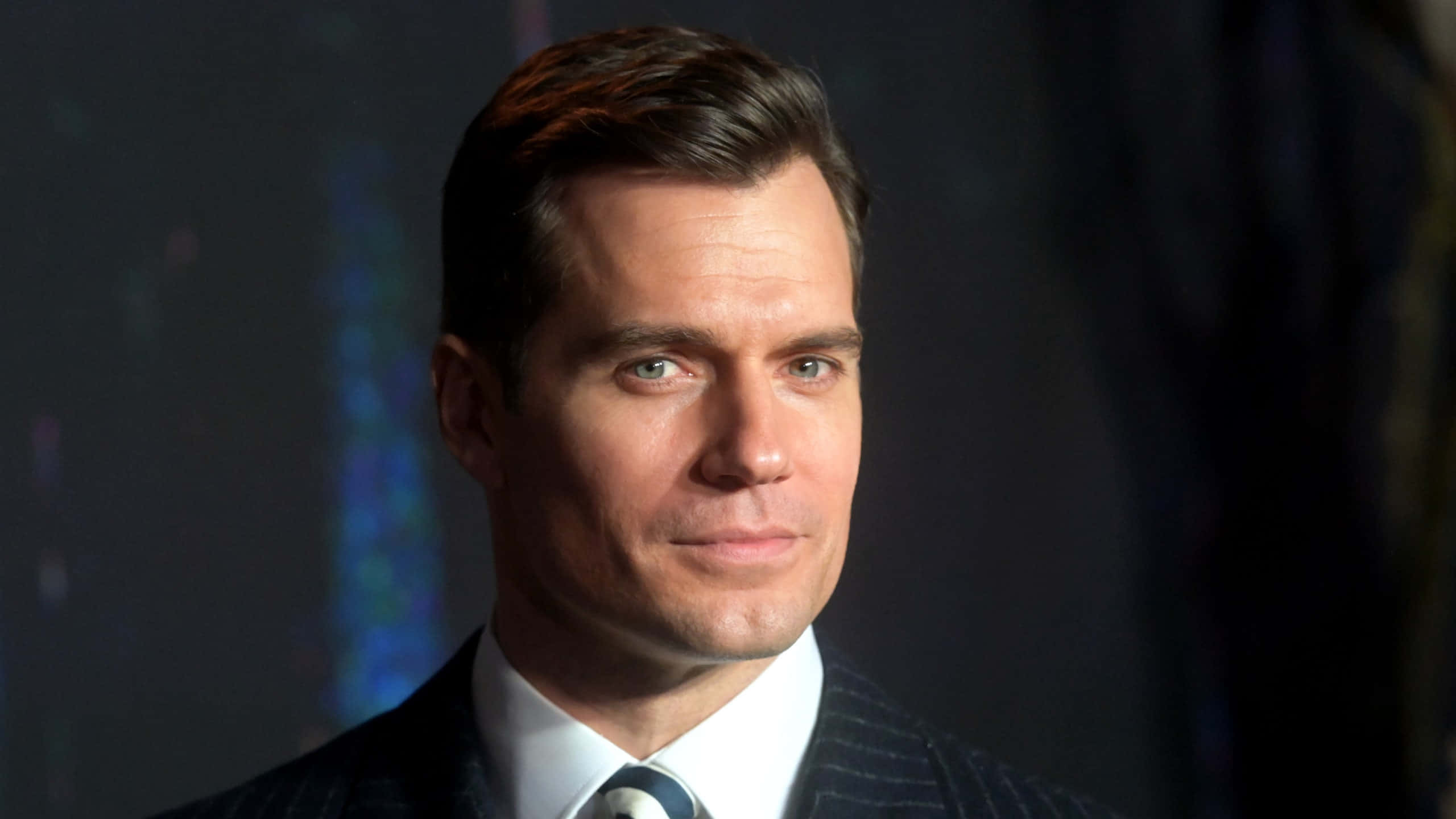 Hombres Guapos, smirking Henry Cavill, pinstripe suit, 2K Desktop Wallpaper
