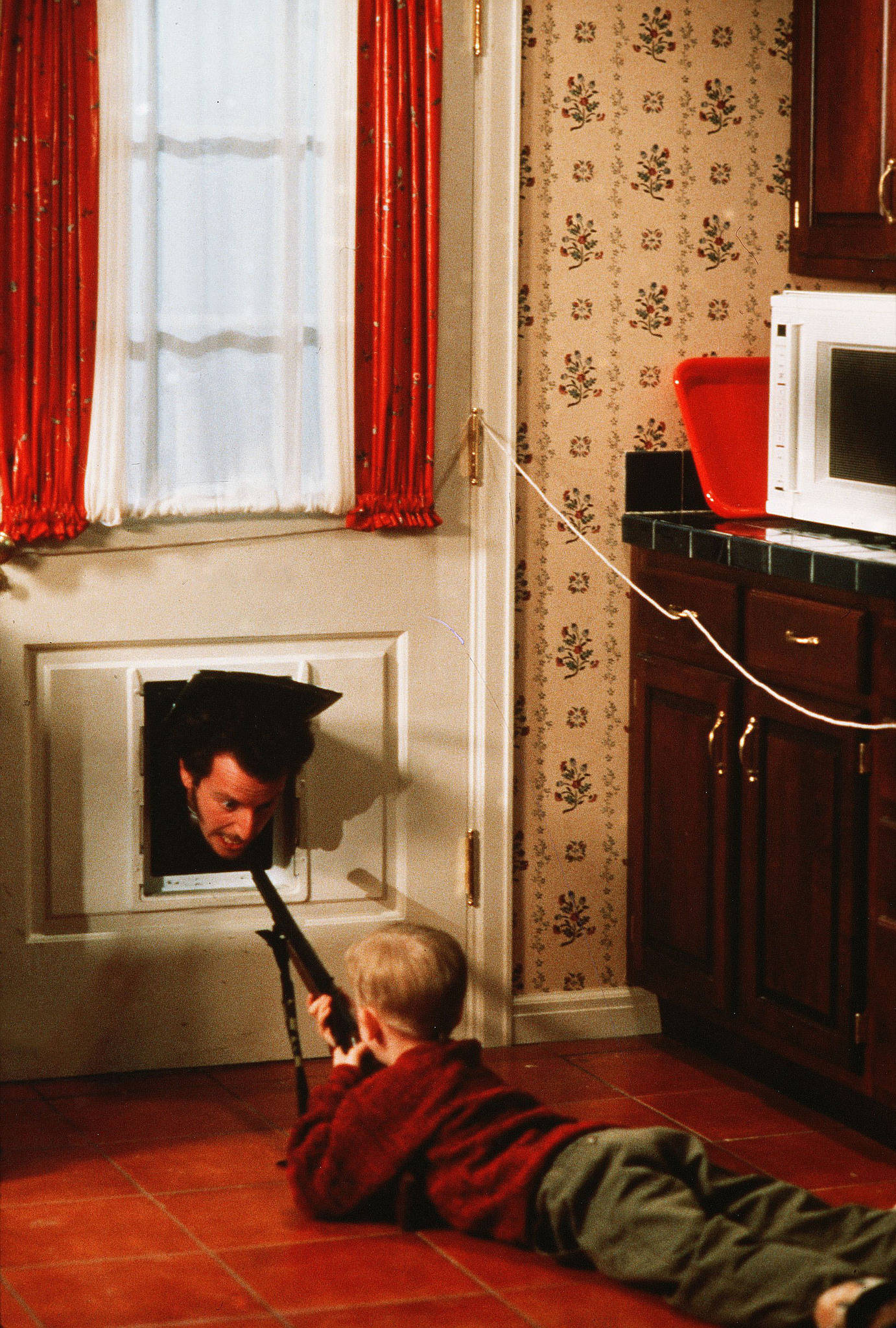 Home Alone, red sweater, toy gun, Full HD Phone Wallpaper
