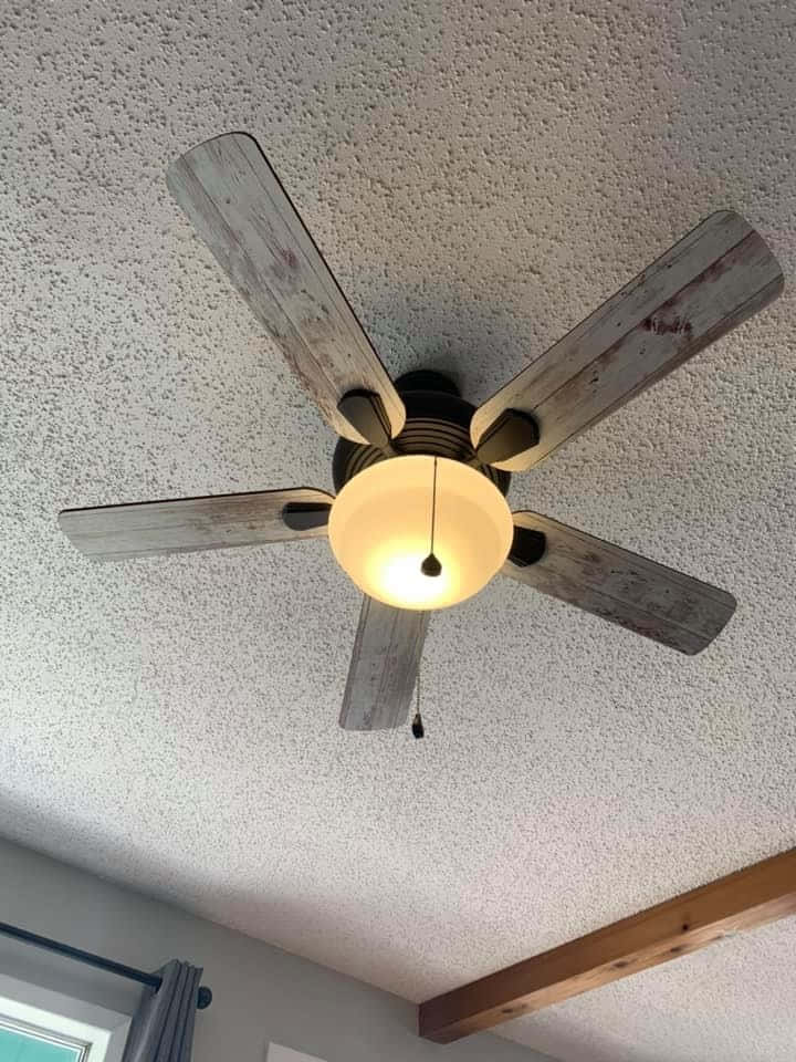 cozy dark ceiling fan, rustic ceiling fan, weathered wooden blades, SD Phone Wallpaper