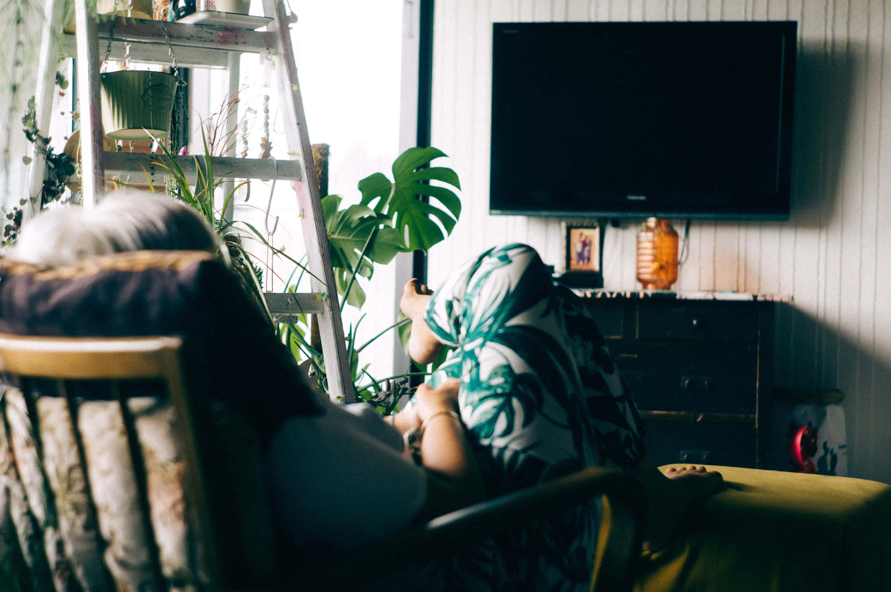 home entertainment, 3006 x 2000, wooden chair, 2K Desktop Wallpaper