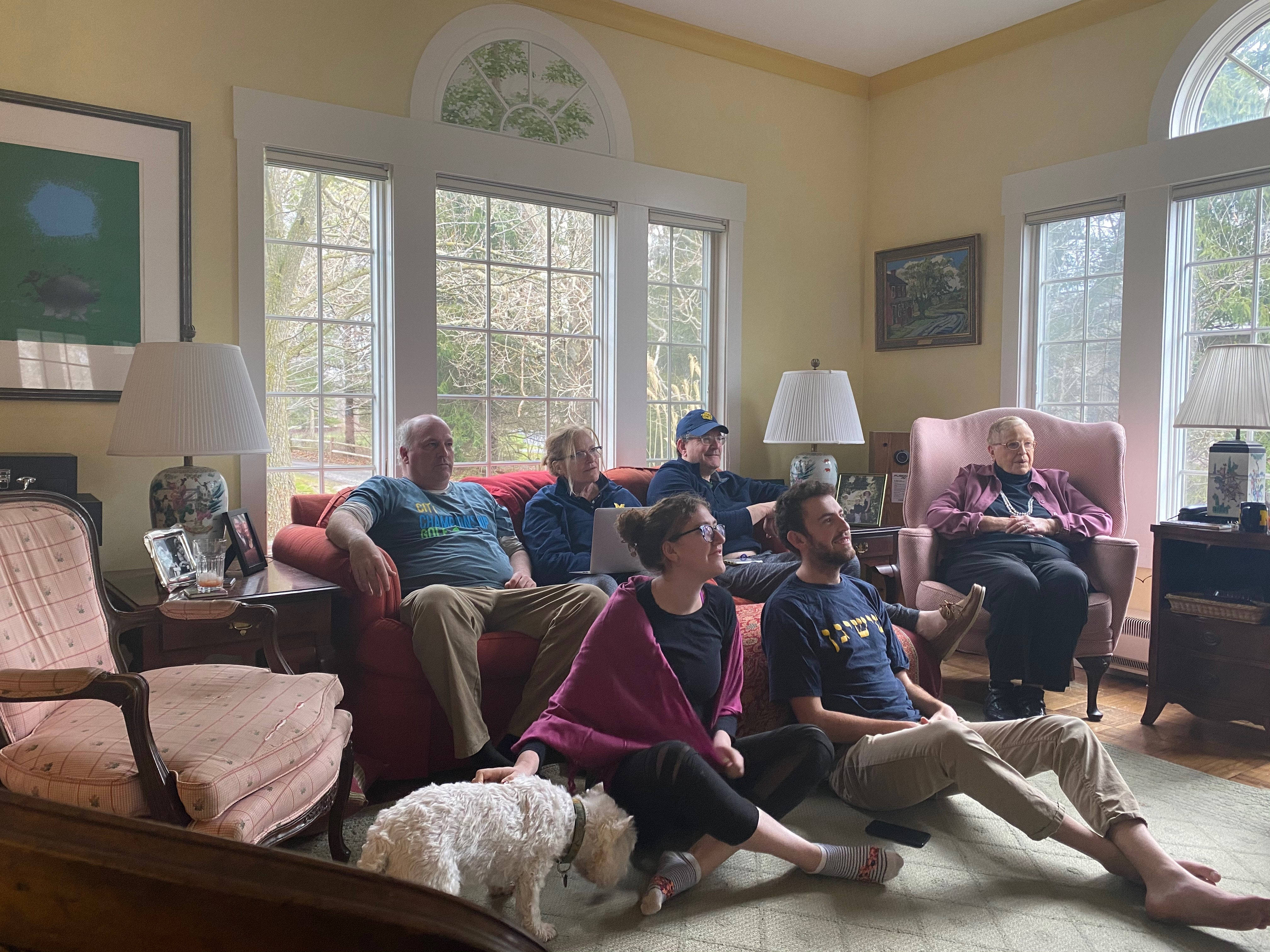 Family Home TV Bonding, sunlit living room, large windows, 4K Desktop Wallpaper