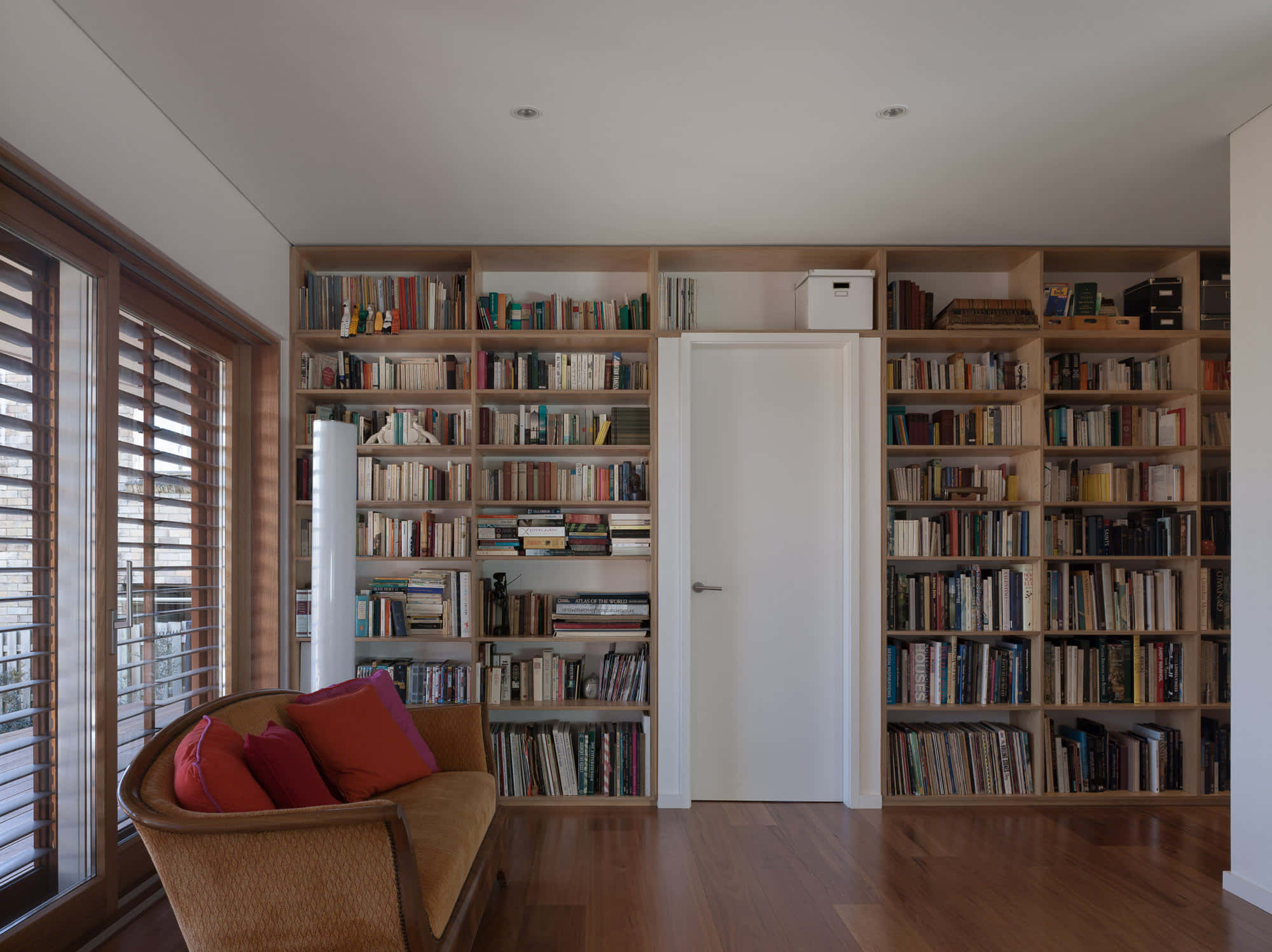 Home Library, curved sofa, red cushions, Full HD Desktop Wallpaper