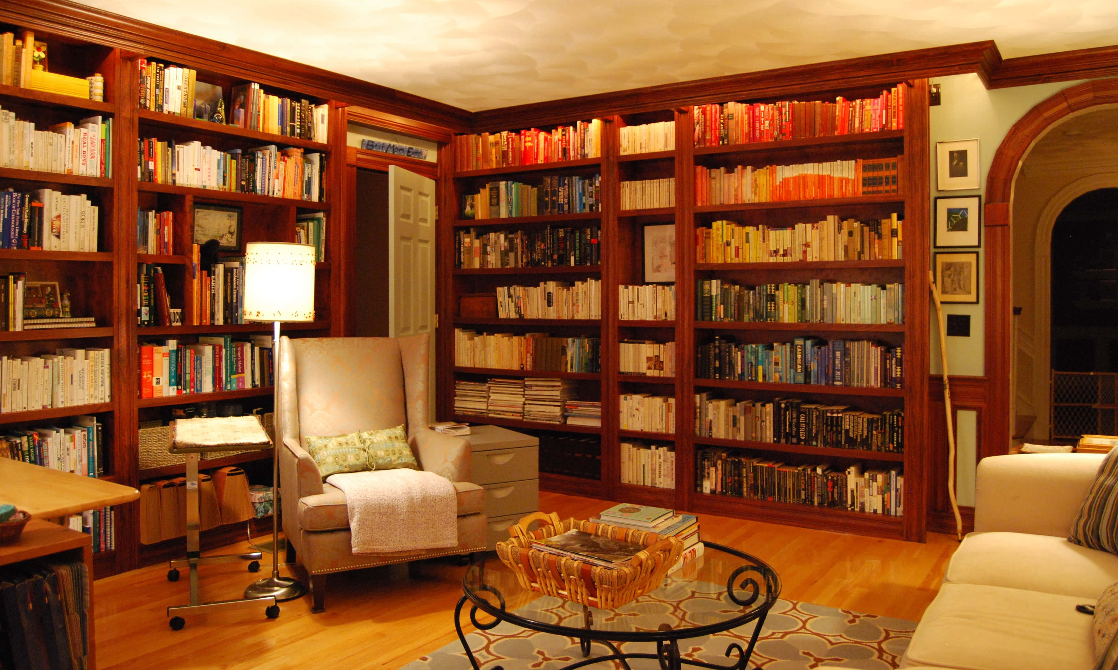 Home Library, warm wooden bookshelves, cozy library, 4K Desktop Wallpaper
