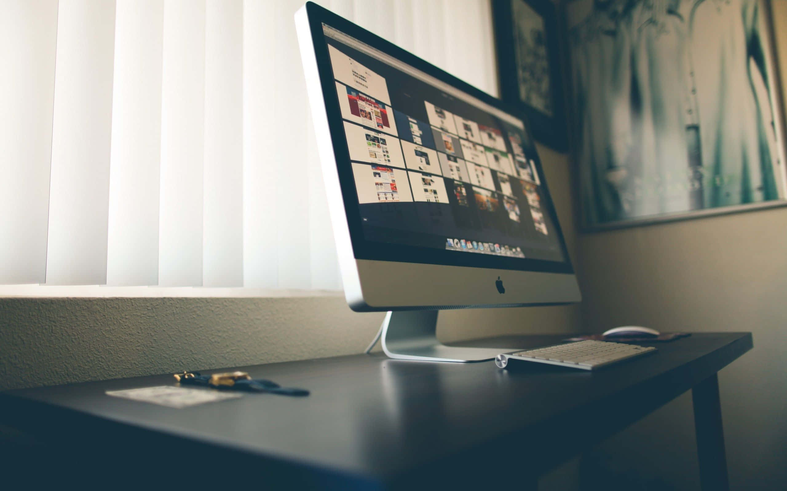 iMac, dark desk, blinds, 2K Desktop Wallpaper