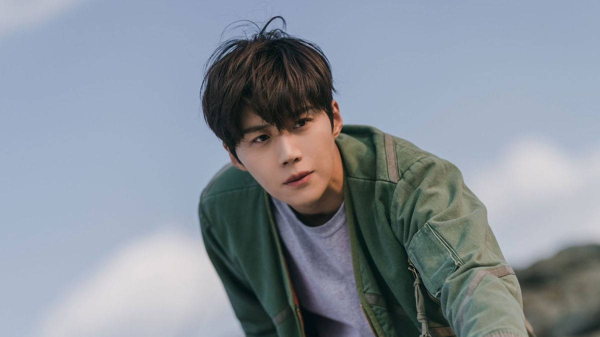 Hometown Cha Cha Cha, male lead, green jacket, SD Desktop Wallpaper