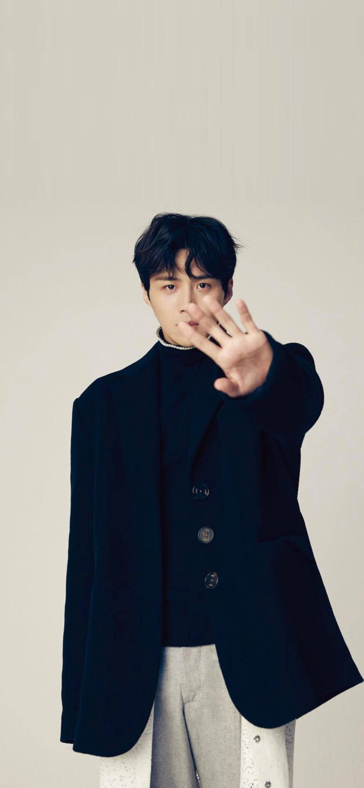 Hometown Cha Cha Cha, dark blazer, light pants, 2K Phone Wallpaper