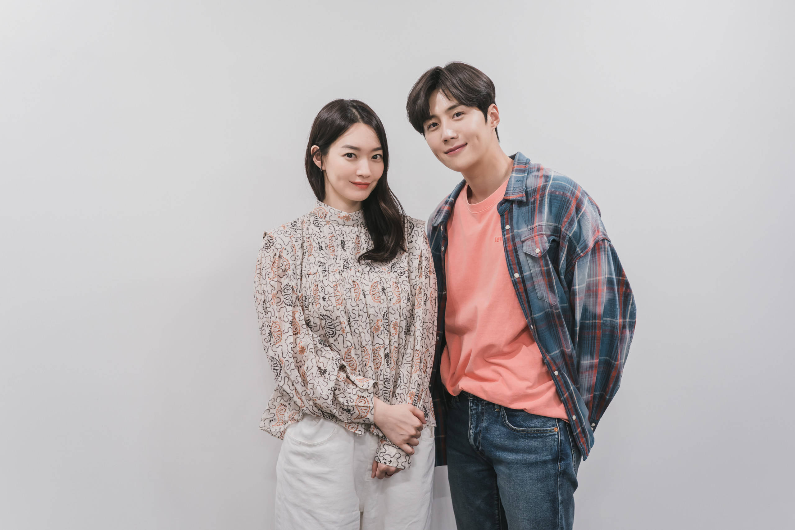 Hometown Cha Cha Cha, main cast, young couple, 2K Desktop Wallpaper