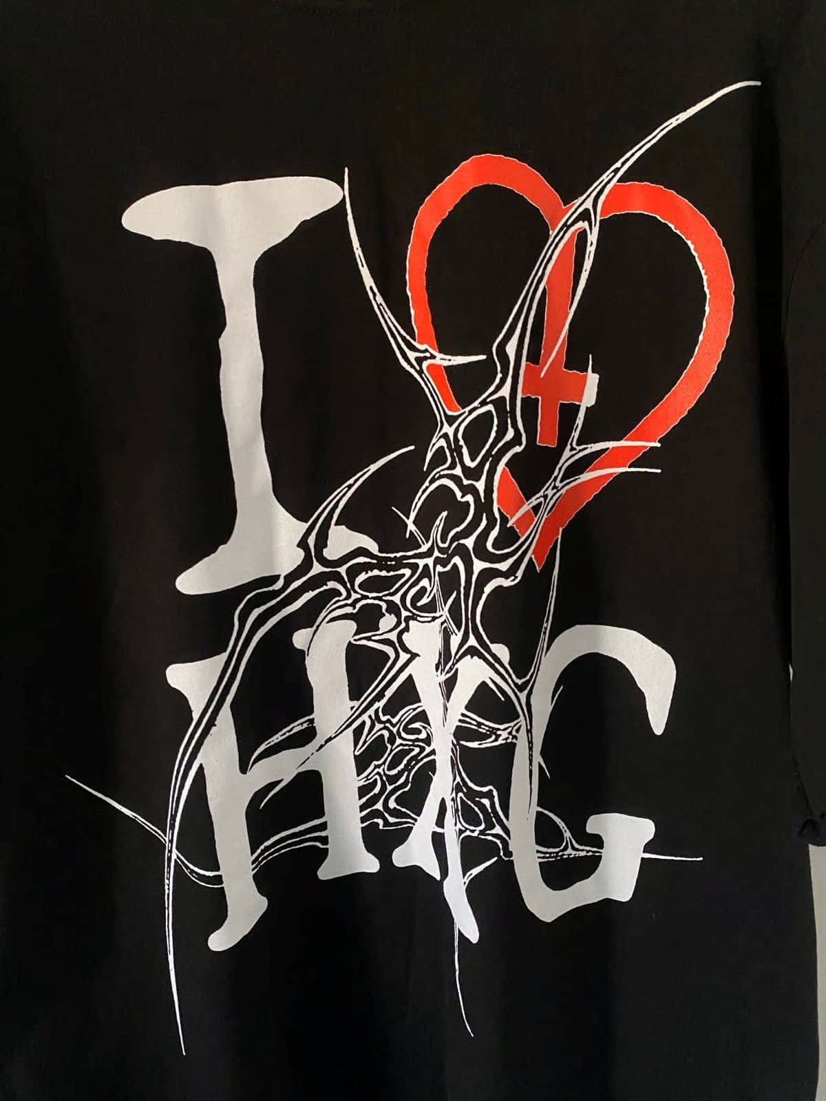 Homixide Gang, white stylized I and HYG letters, red heart pierced by a white thorned design, HD Phone Wallpaper