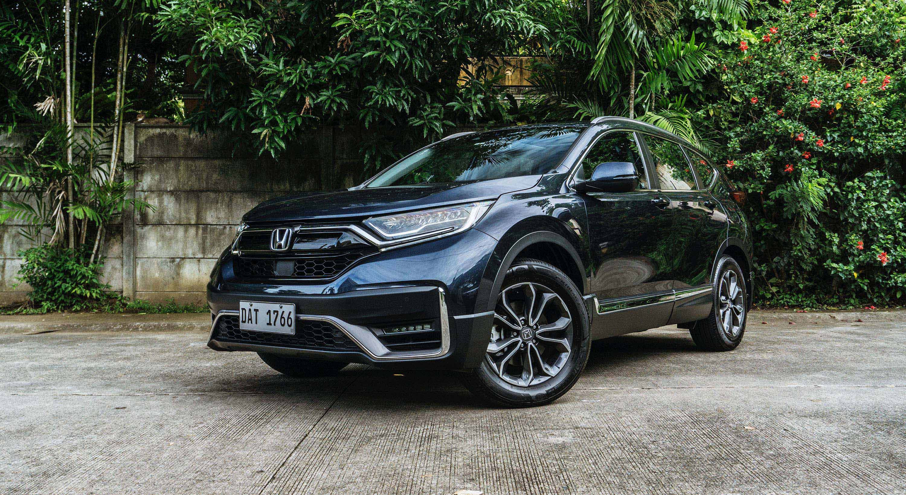Honda CR-V, black, concrete driveway, 2K Desktop Wallpaper