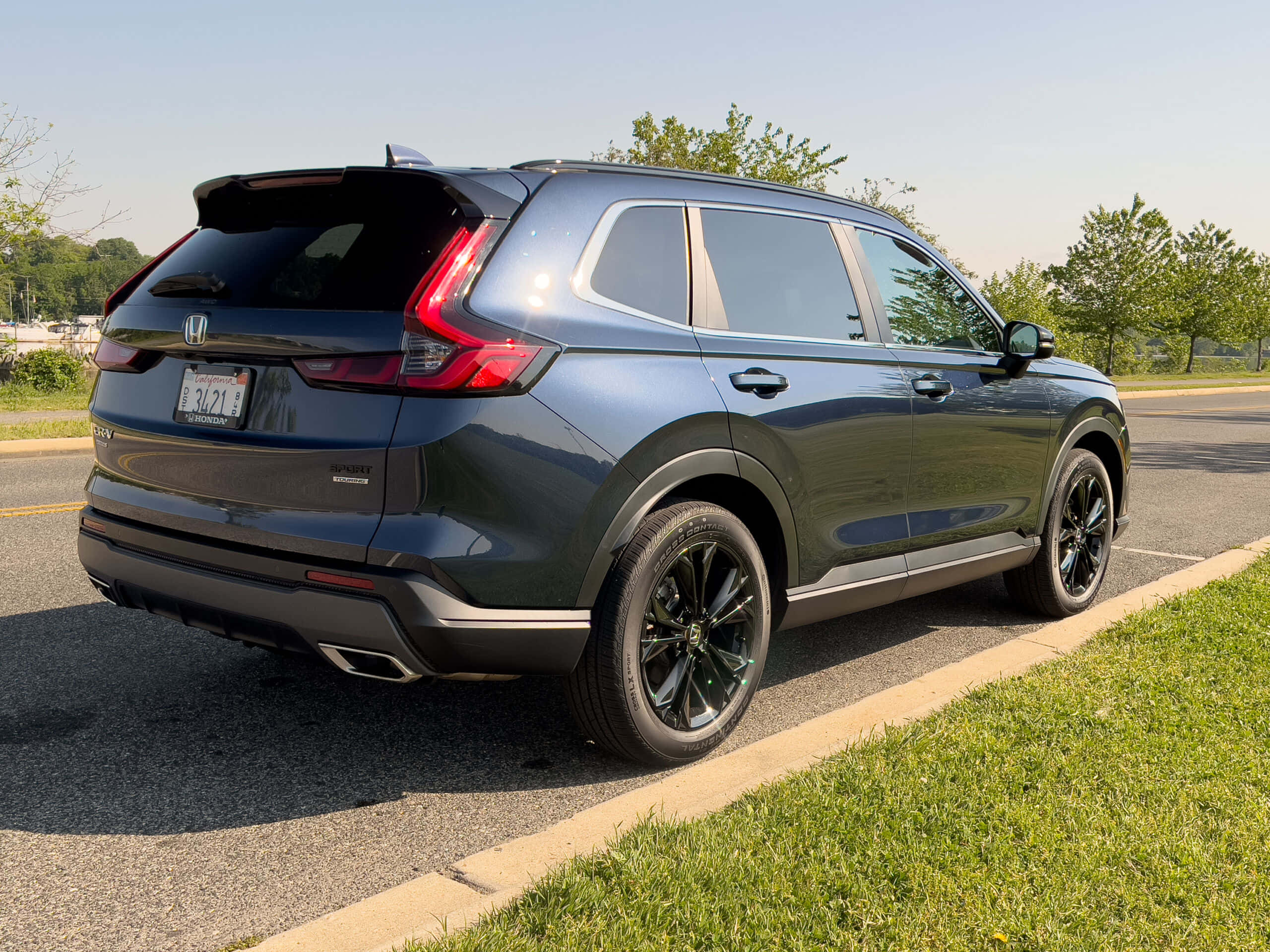 Honda CR-V, dark gray, urban setting, 2K Desktop Wallpaper