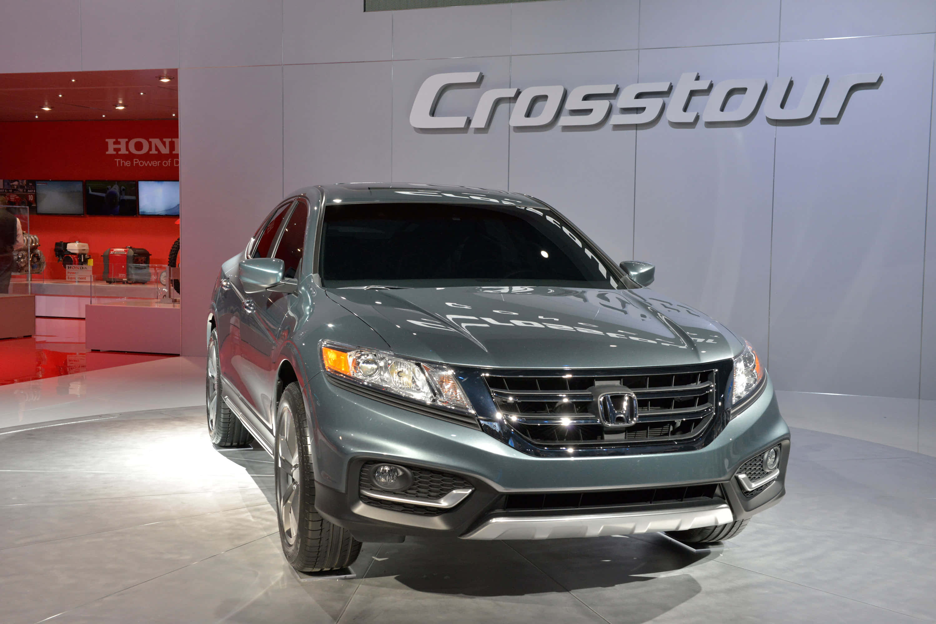 Honda Crosstour, metallic green, showroom lights, 2K Desktop Wallpaper