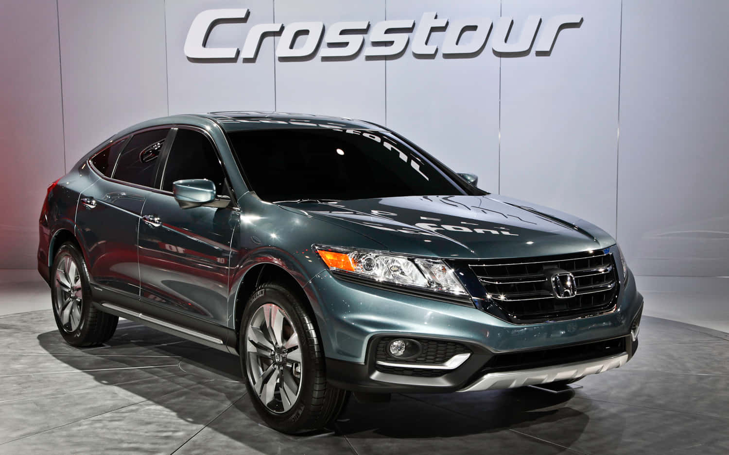 Honda Crosstour, metallic green, gray tiled floor, HD Desktop Wallpaper