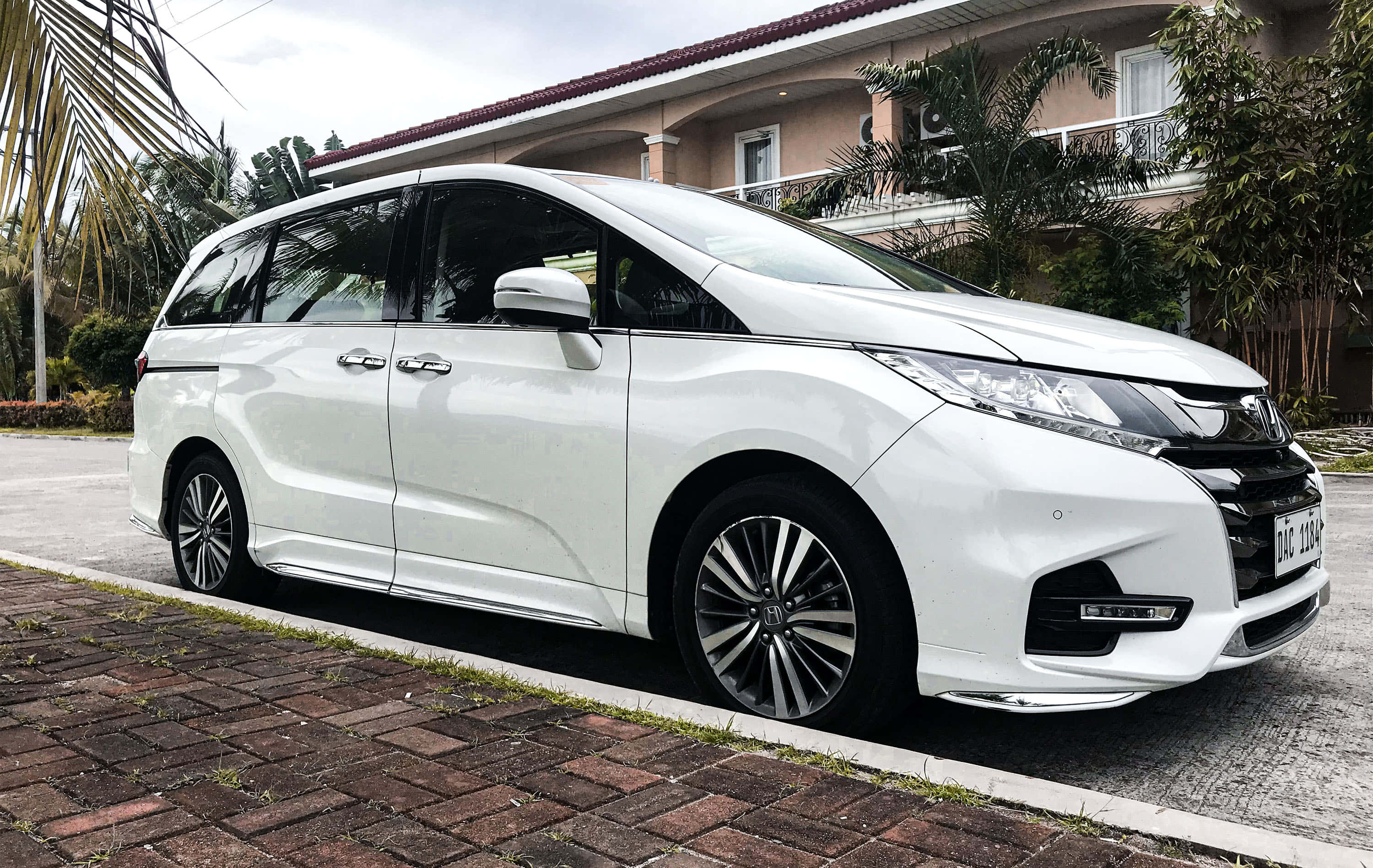 Honda Odyssey, white, brick driveway, 2K Desktop Wallpaper