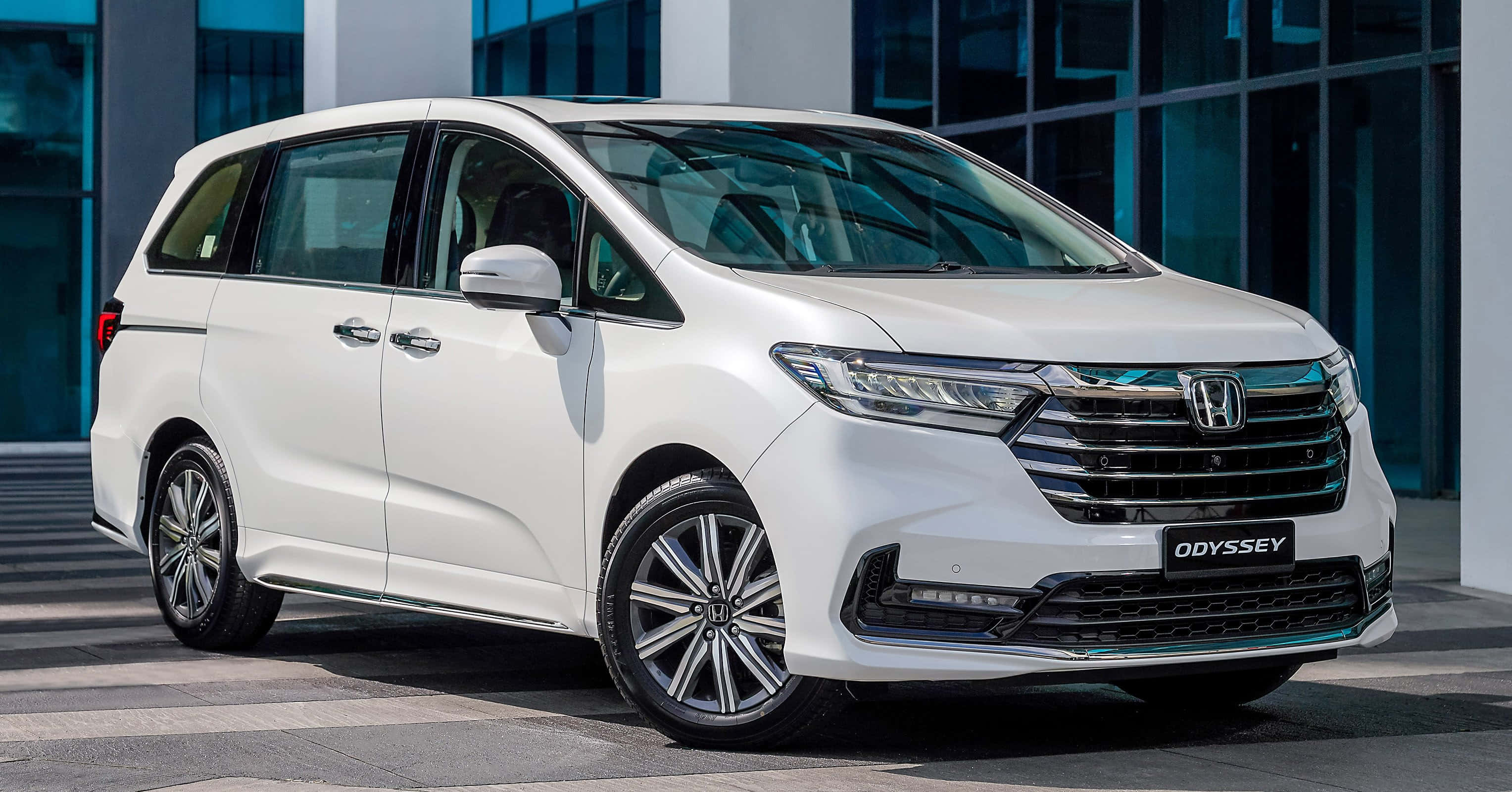 Honda Odyssey, white, modern glass building, 2K Desktop Wallpaper