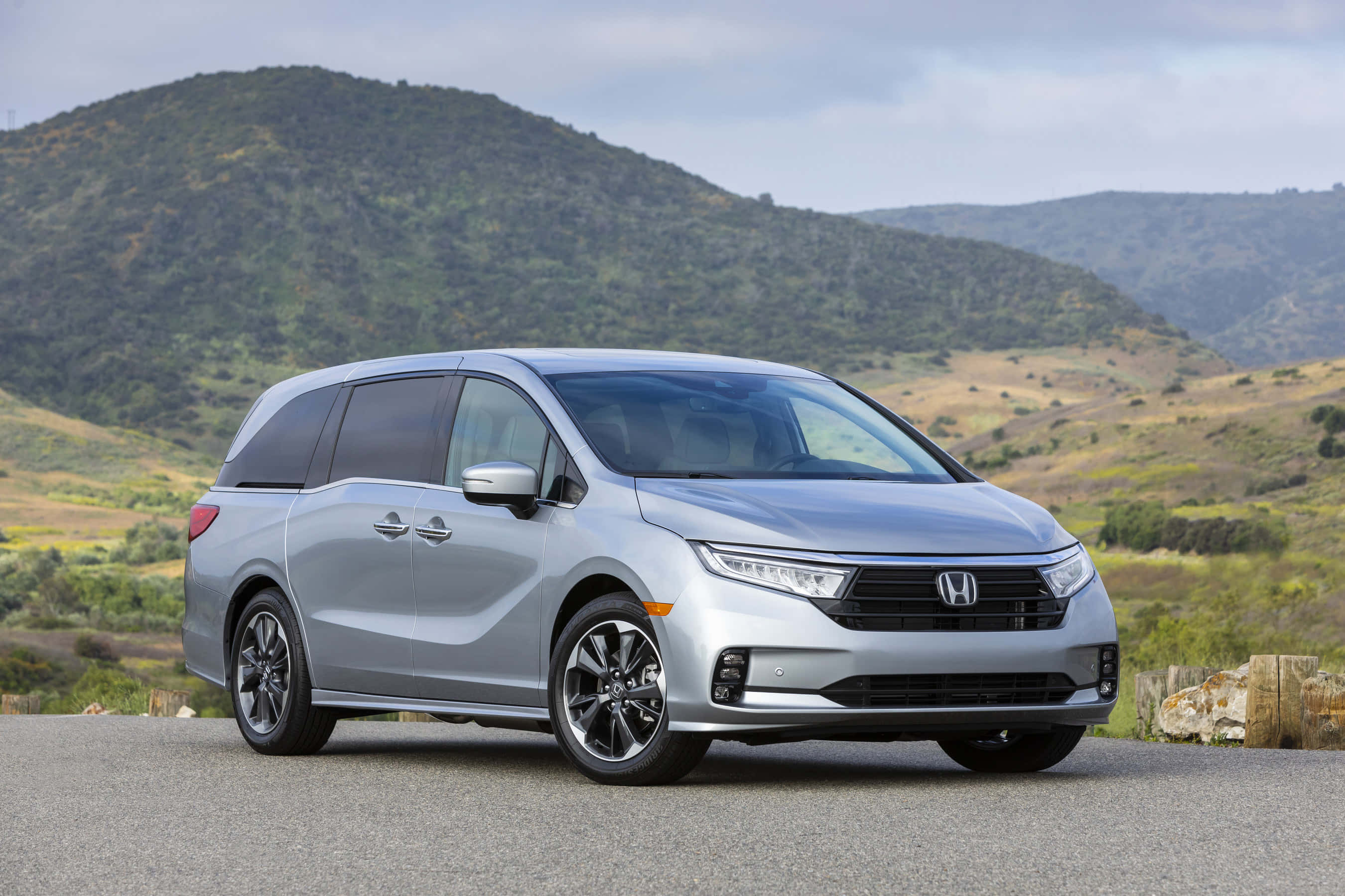 Honda Odyssey, silver, paved road, 2K Desktop Wallpaper