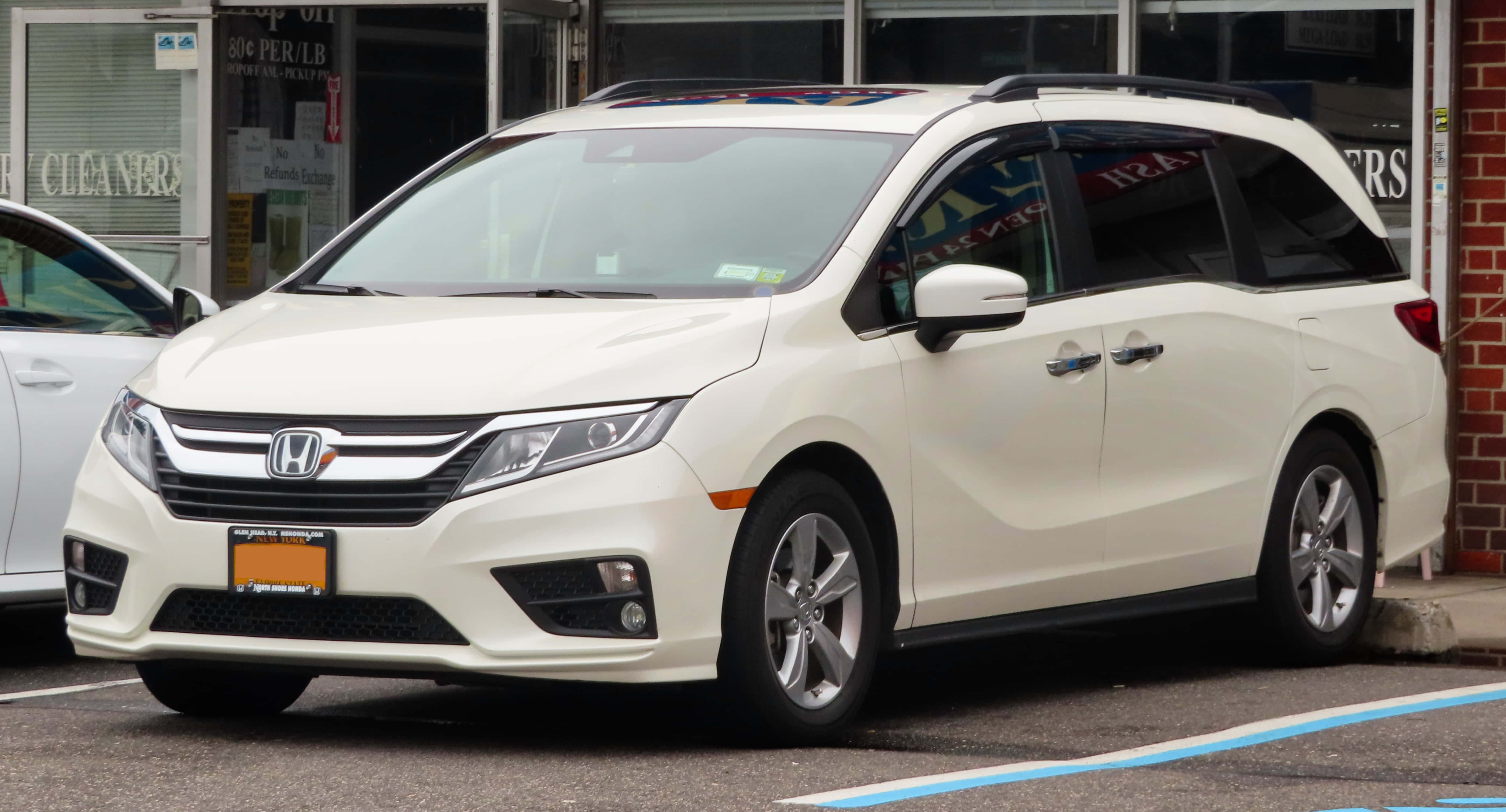 Honda Odyssey, white, city lot, 4K Desktop Wallpaper