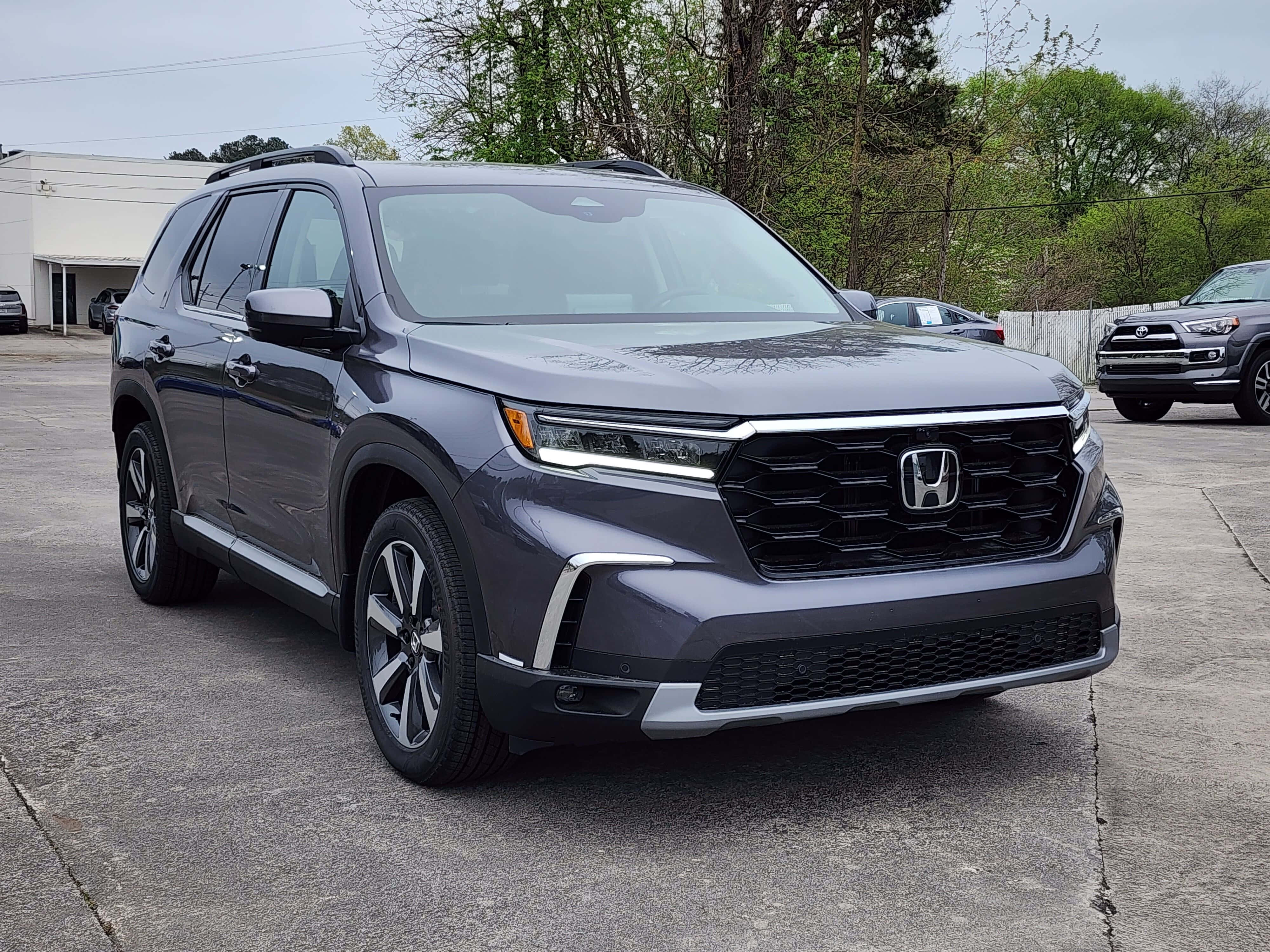 2022 Honda Pilot, sleek gray, concrete lot, 4K Desktop Wallpaper