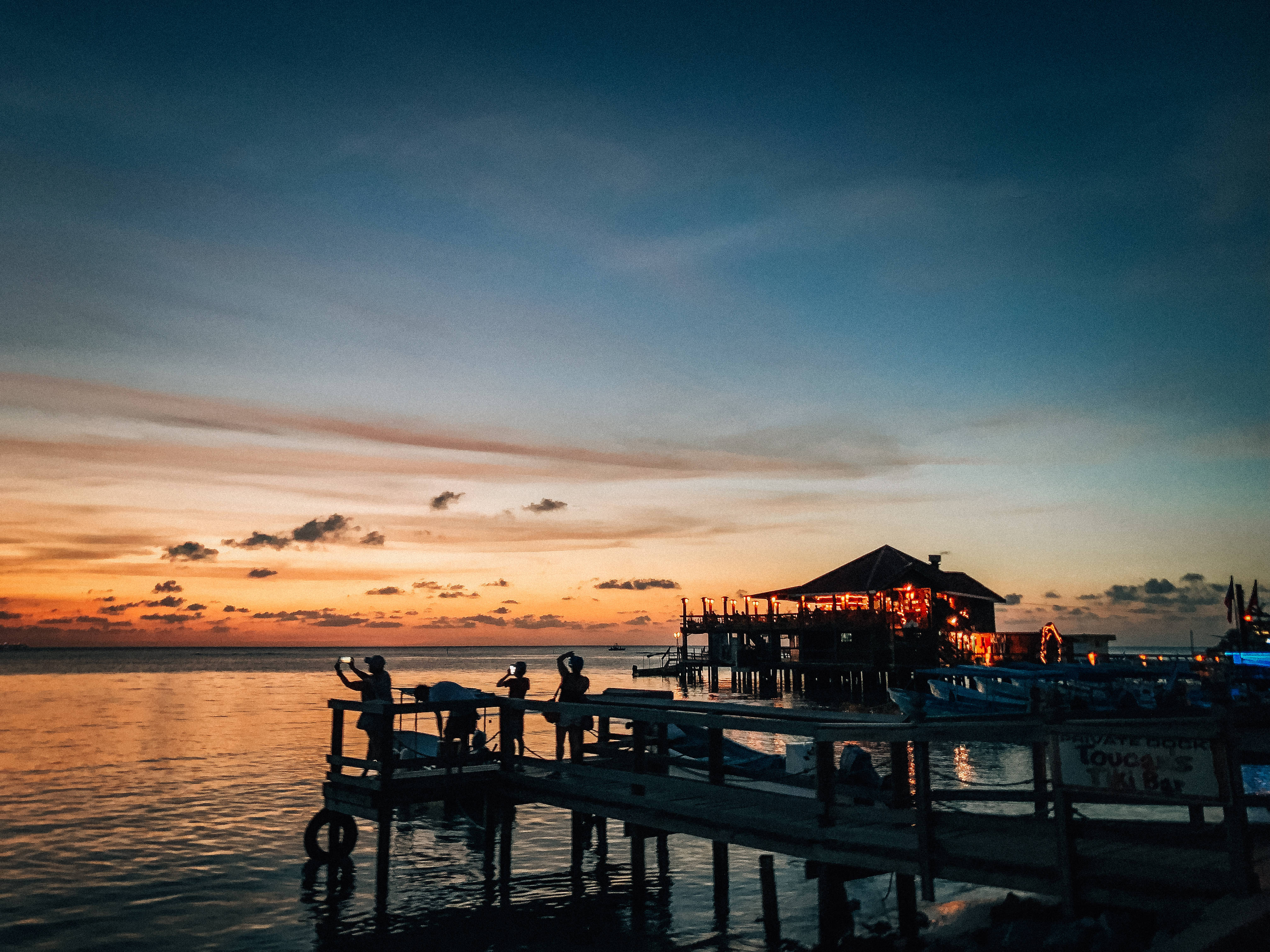 floating cottage, Honduras, sunset, 4K Desktop Wallpaper