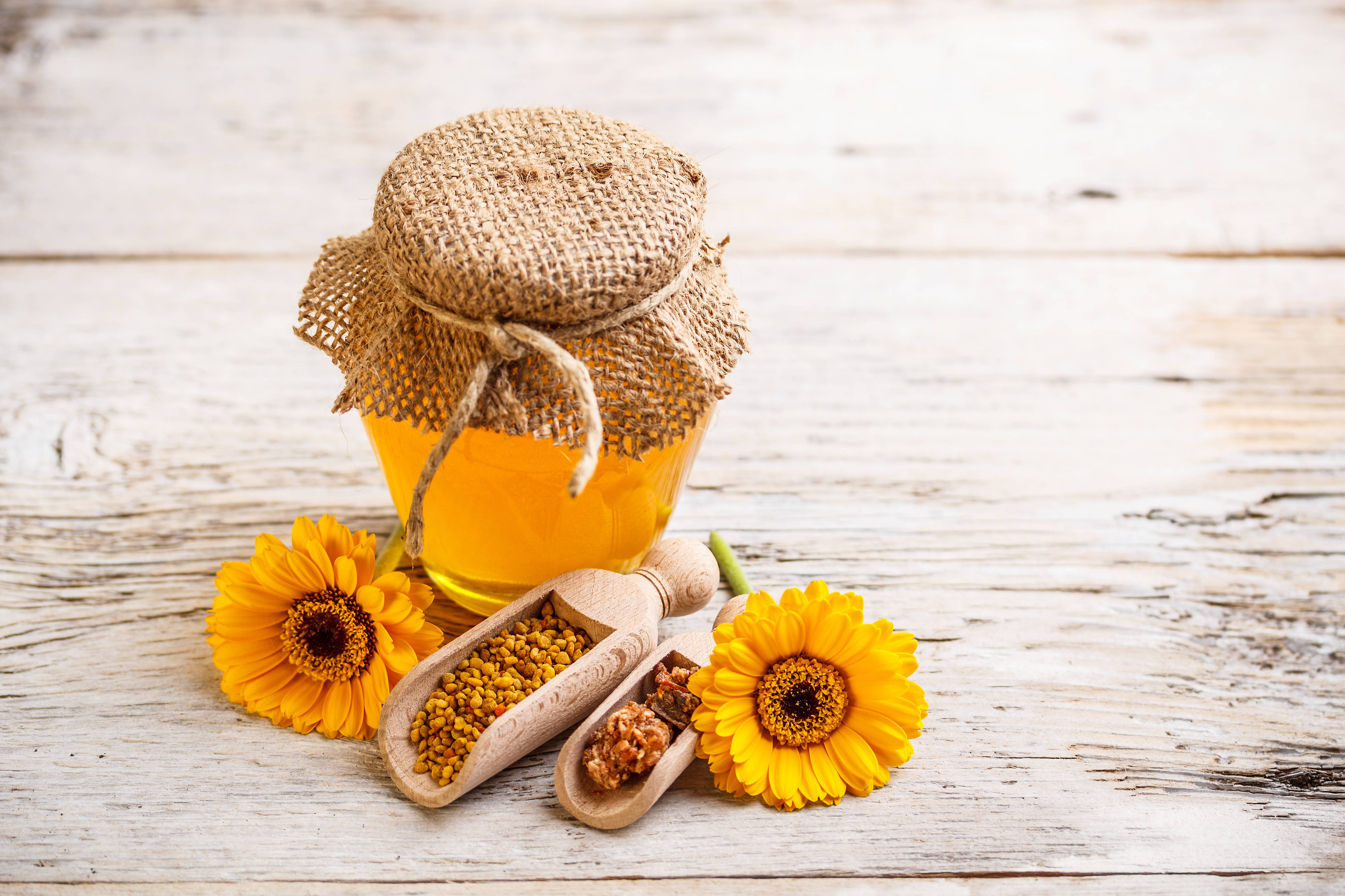 golden honey, burlap lid, wooden spoons, 4K Desktop Wallpaper