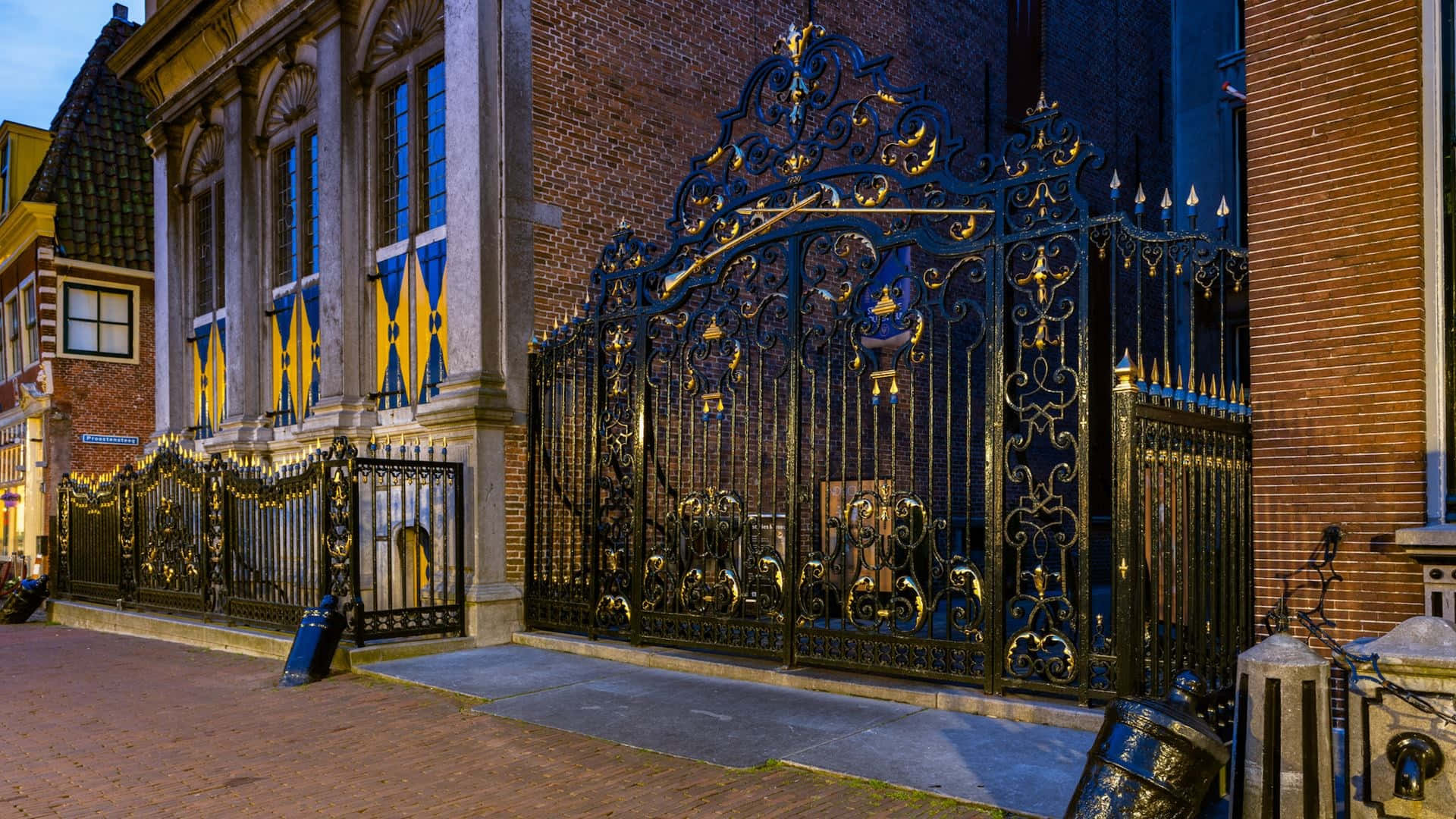 Hoorn, historical building, iron gate, Full HD Desktop Wallpaper