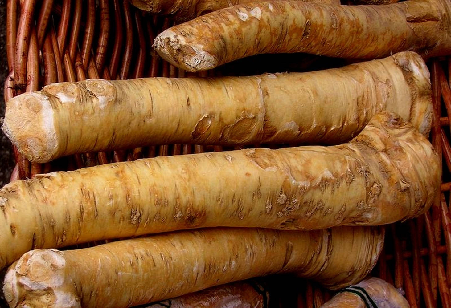 horseradish, brown basket, wicker basket, HD Desktop Wallpaper